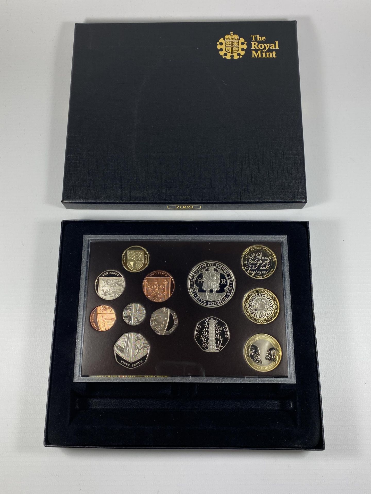 A 2009 ROYAL MINT CASED PROOF COIN SET WITH KEW GARDENS 50P