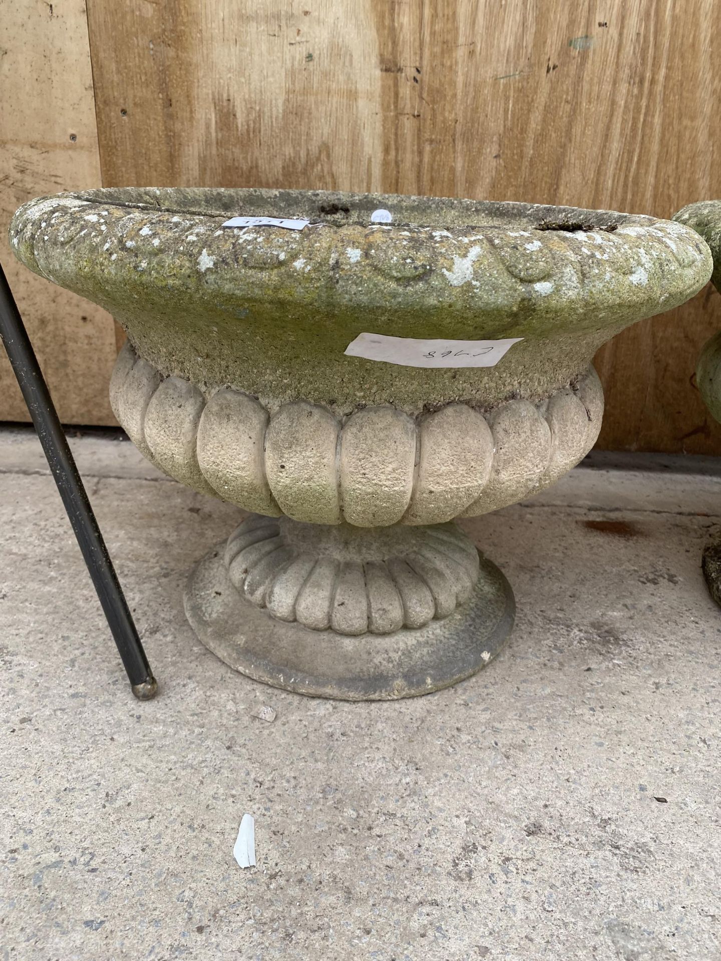 A RECONSTITUTED STONE URN STYLE PLANTER (H:34CM D:47CM)