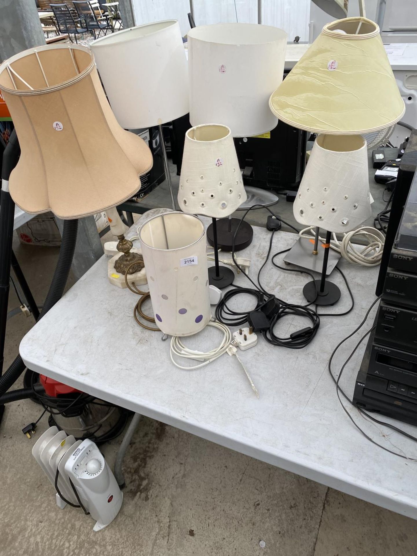 AN ASSORTMENT OF TABLE LAMPS