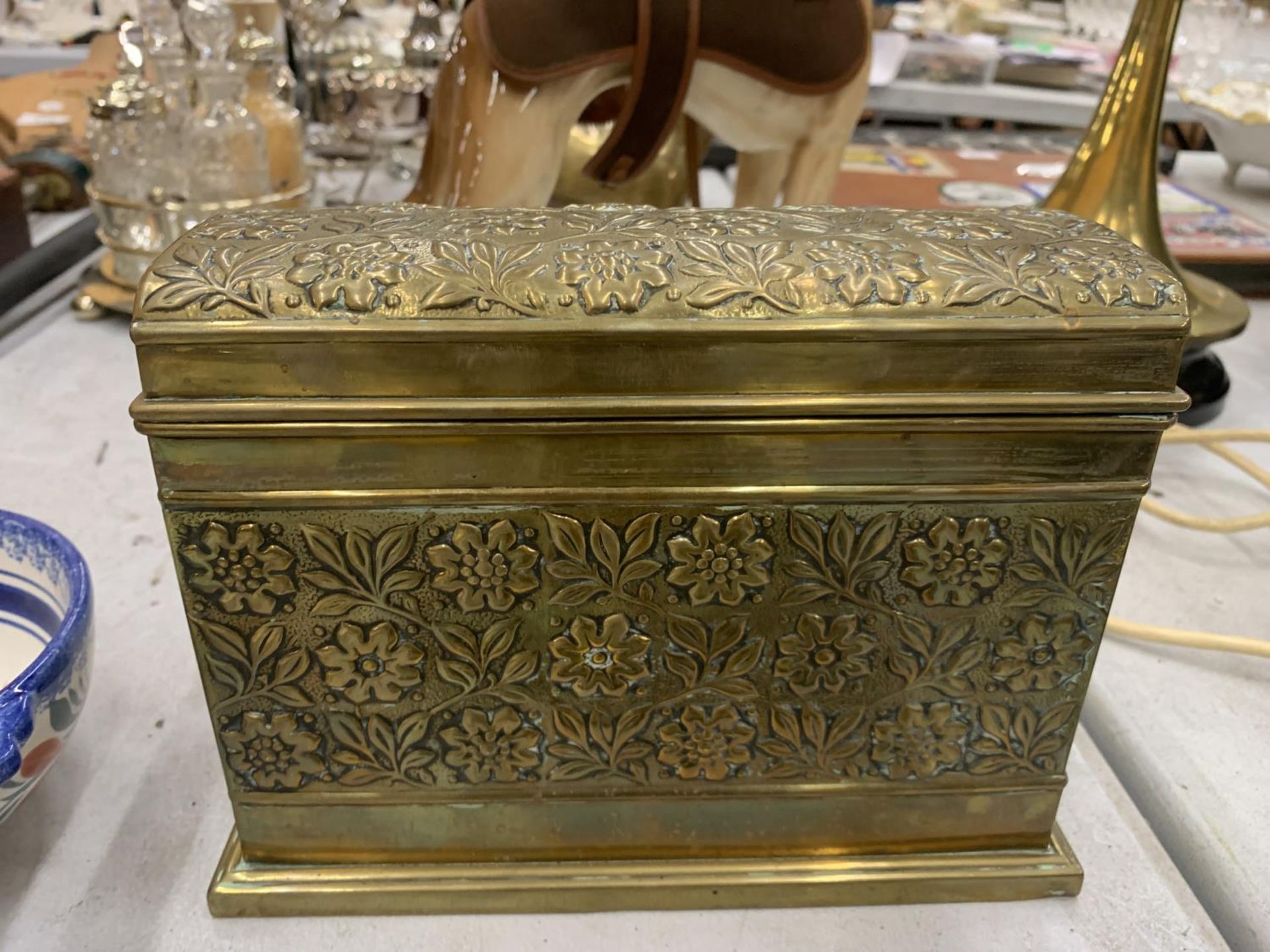 AN ASIAN STYLE BRASS STATIONERY BOX WITH COMPARTMENTS AND INKWELL WITH GLASS LINER, BOTH WITH FLORAL - Image 4 of 6