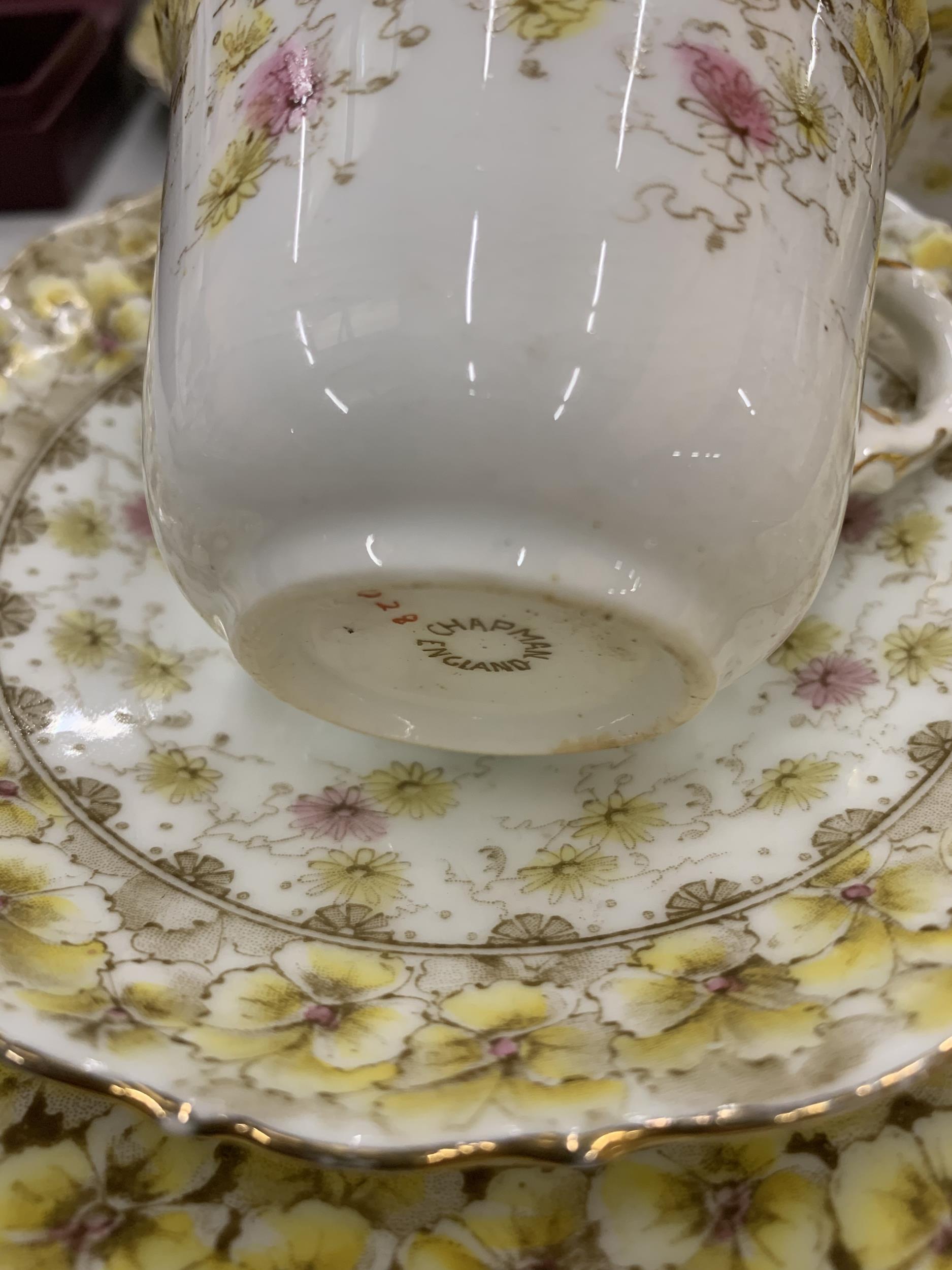 A VINTAGE CHAPMAN CHINA TEASET TO INCLUDE CUPS, SAUCERS, SIDE PLATES, CAKE PLATES A CREAM JUG AND - Image 3 of 4