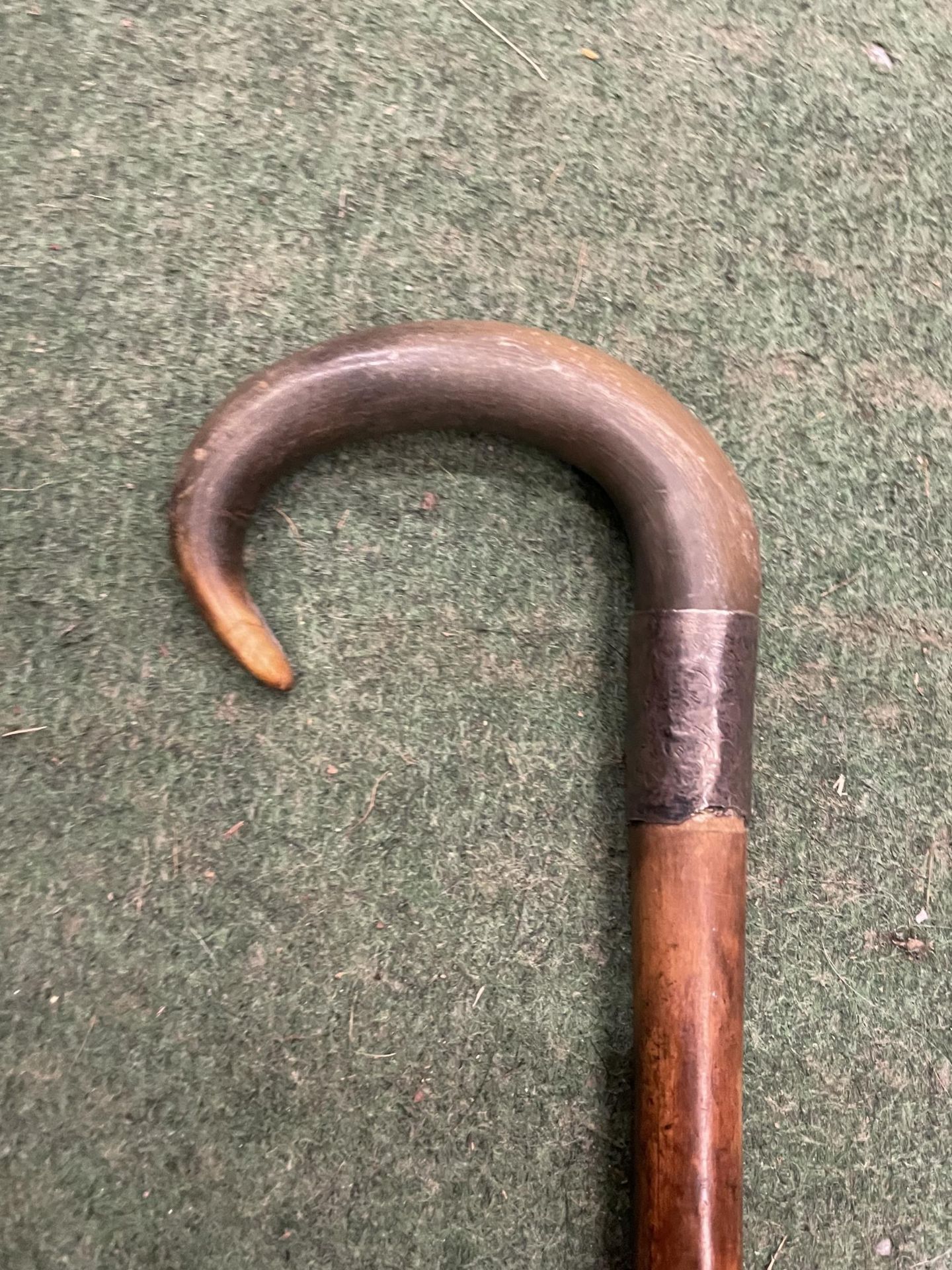 A VINTAGE HORN EFFECT HANDLED WALKING STICK WITH SILVER FERRULE - Image 2 of 3