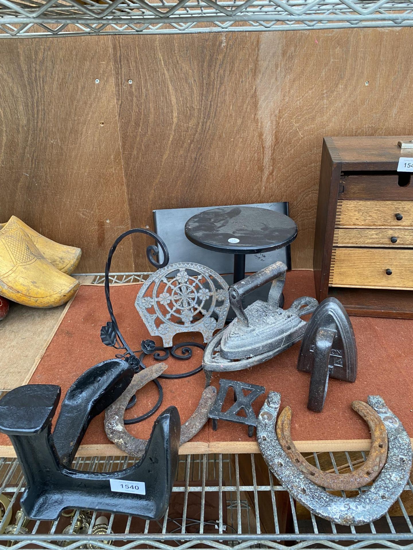 AN ASSORTMENT OF VINTAGE ITEMS TO INCLUDE A COBBLERS LAST, TWO FLAT IRONS, TRIVET STANDS AND HORSE
