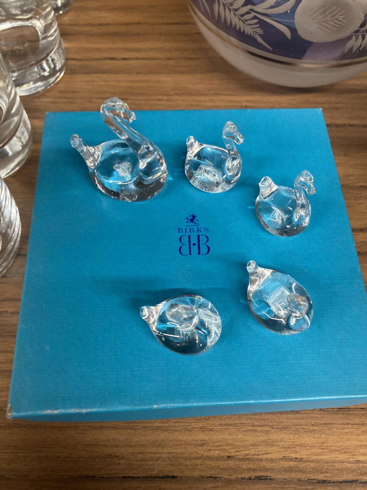A COLLECTION OF 5 GRADUATING GLASS SWANS BY BIRKS - Image 2 of 4