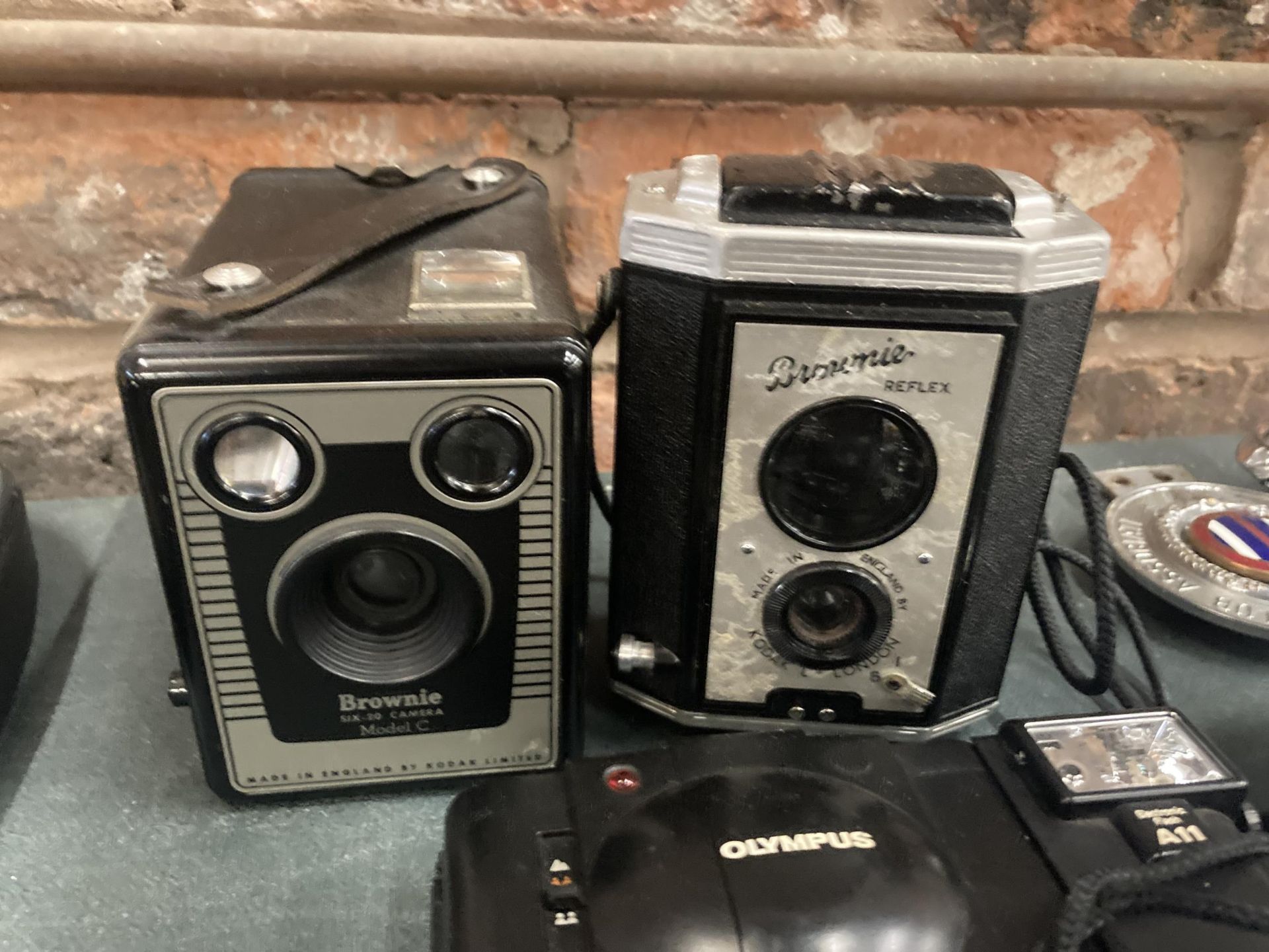 A QUANTITY OF VINTAGE CAMERAS TO INCLUDE A BROWNIE SIX-20, BROWNIE REFLEX, RETINA II, ARGUS, ETC - 7 - Image 5 of 5