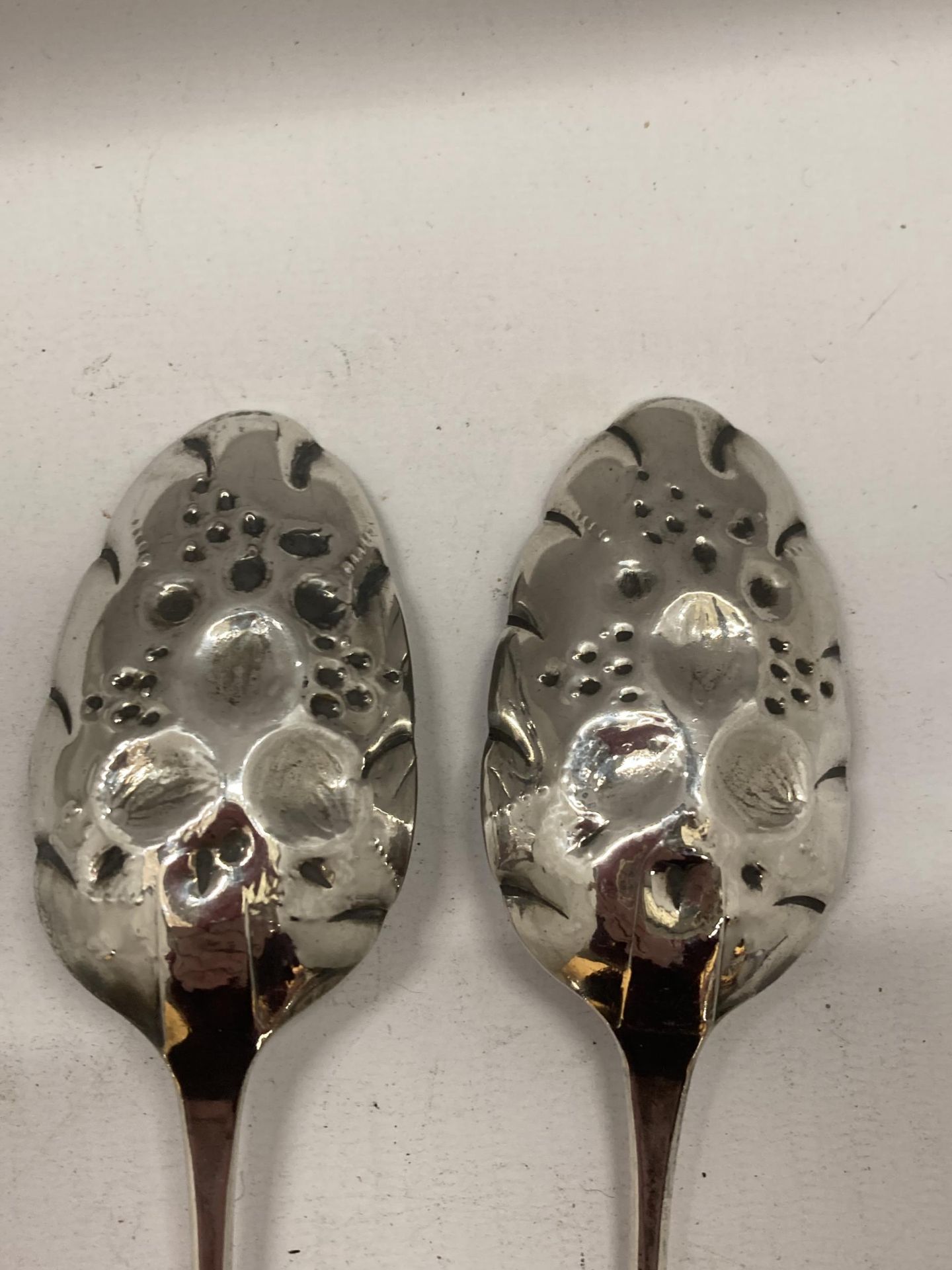 A PAIR OF GEORGIAN HALLMARKED SILVER BERRY SPOONS, DATES FOR 1792, POSSIBLY CHARLES HOUGHAM, TOTAL - Image 3 of 3