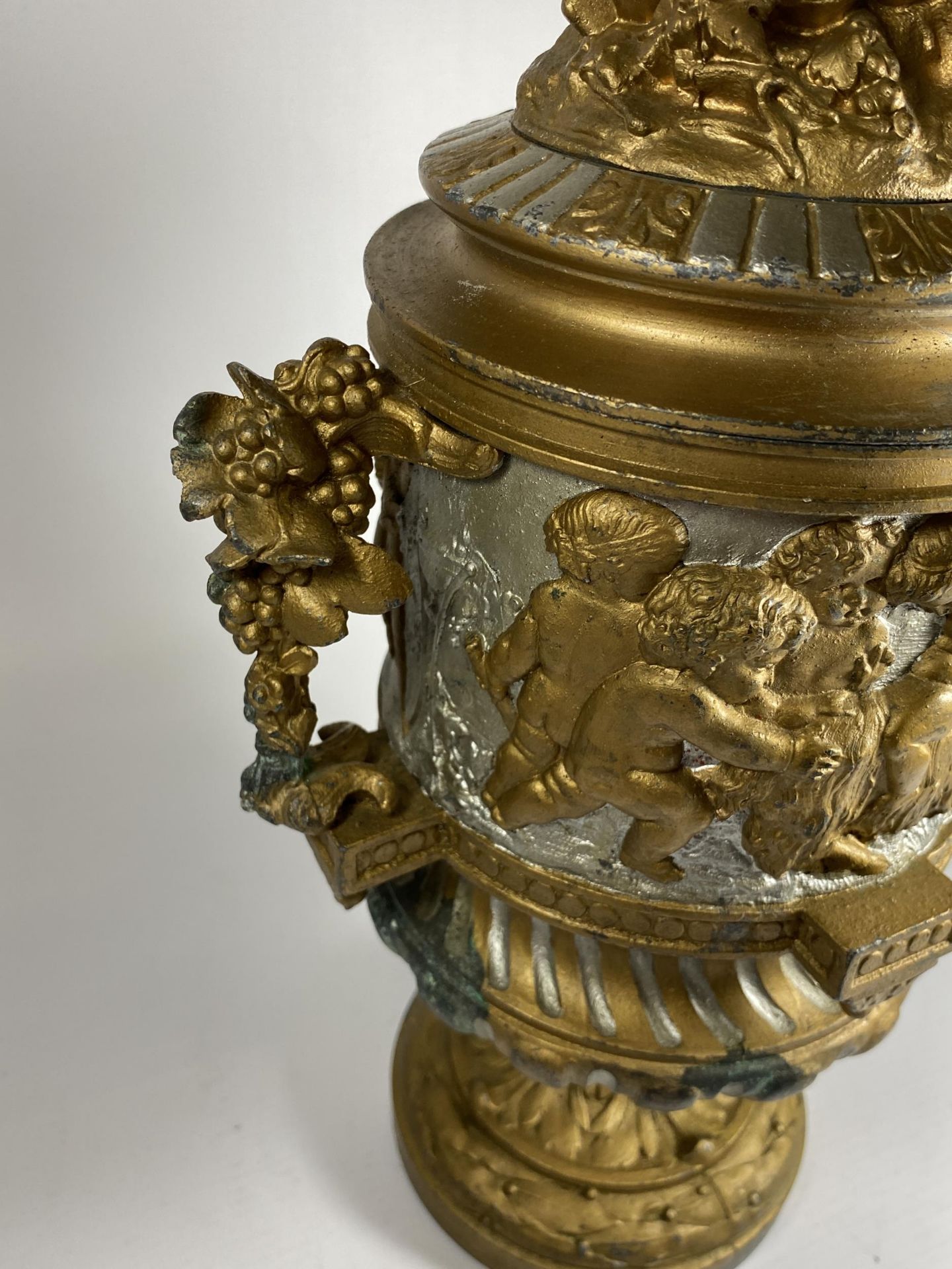 AN UNUSUAL 19TH CENTURY PEDESTAL BRONZE URN WITH NEO-CLASSICAL RELIEF DESIGN ON FLUTED BASE WITH - Bild 3 aus 13
