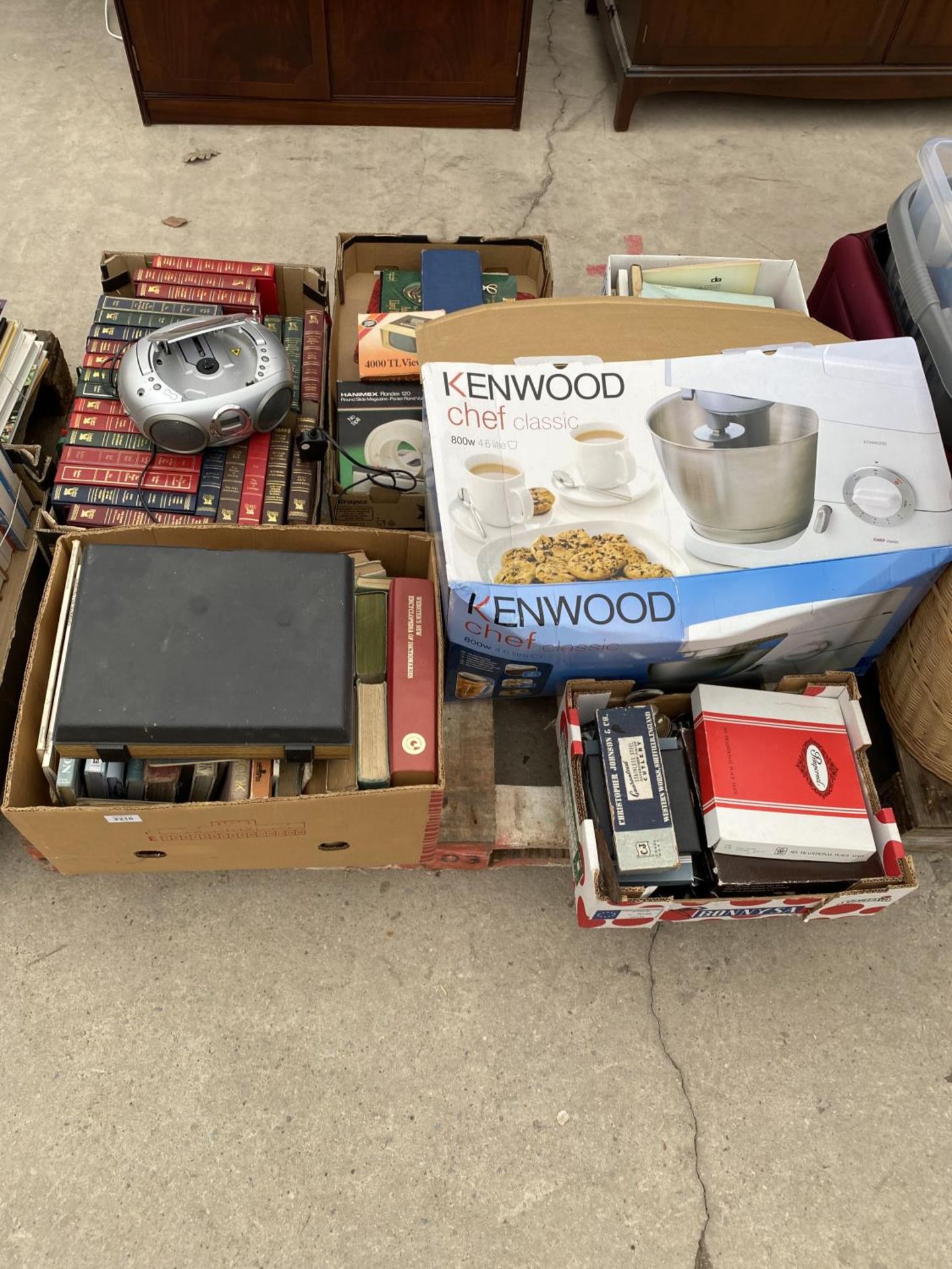 AN ASSORTMENT OF HOUSEHOLD CLEARANCE ITEMS TO INCLUDE BOOKS AND A FOOD PROCESSOR ETC