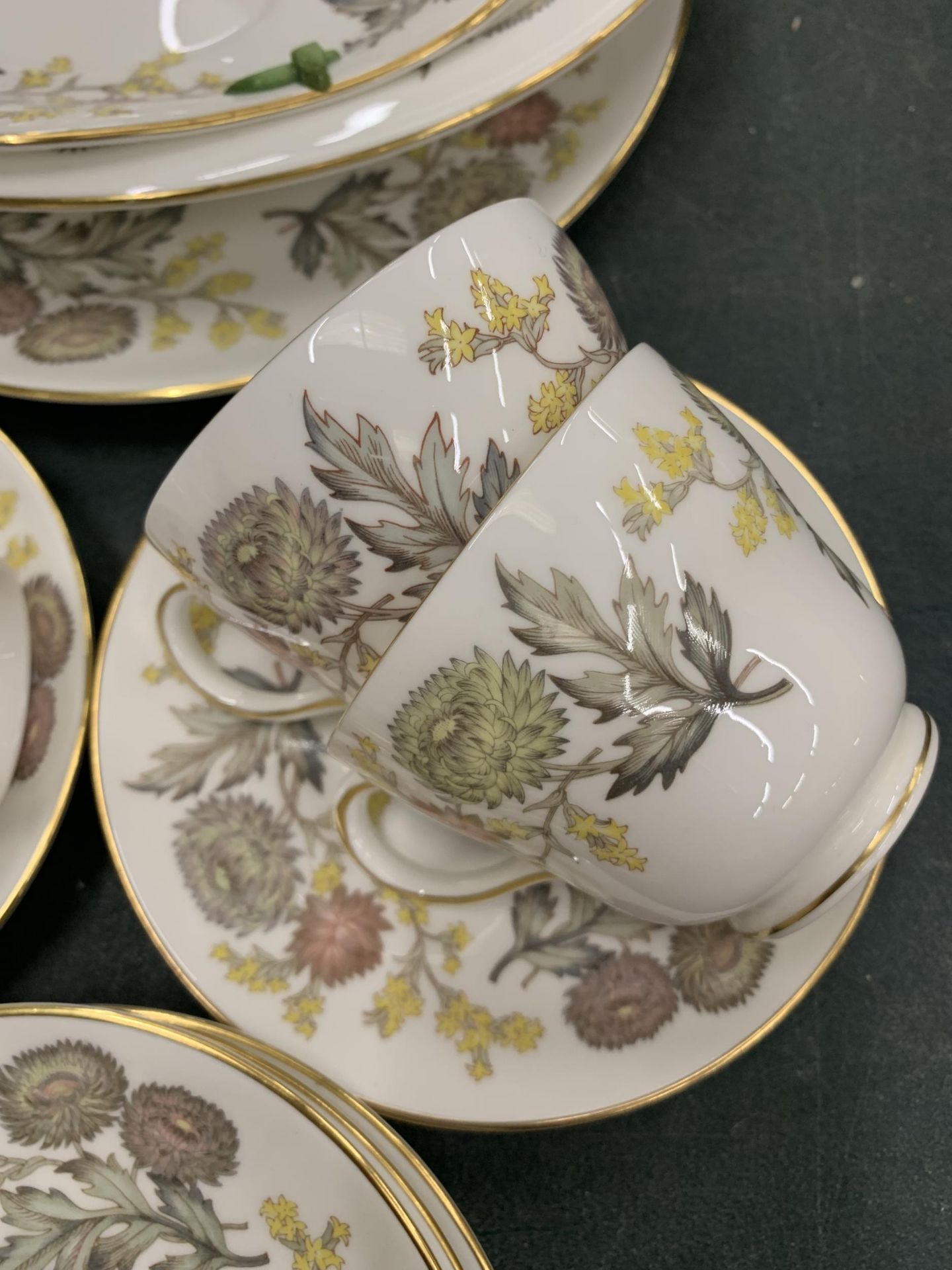 A LARGE QUANTITY WEDGWOOD 'DITCHFIELD' DINNER SERVICE TO INCLUDE SERVING TUREENS, VARIOUS SIZES OF - Image 7 of 8