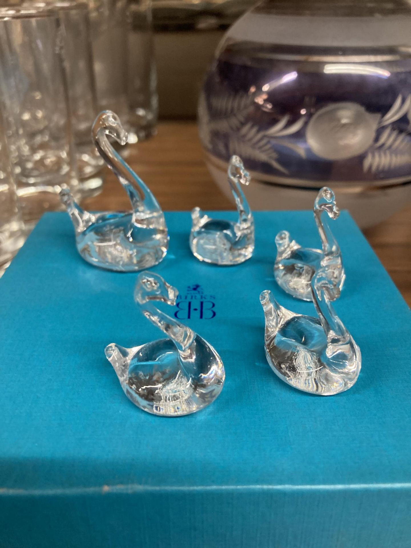 A COLLECTION OF 5 GRADUATING GLASS SWANS BY BIRKS