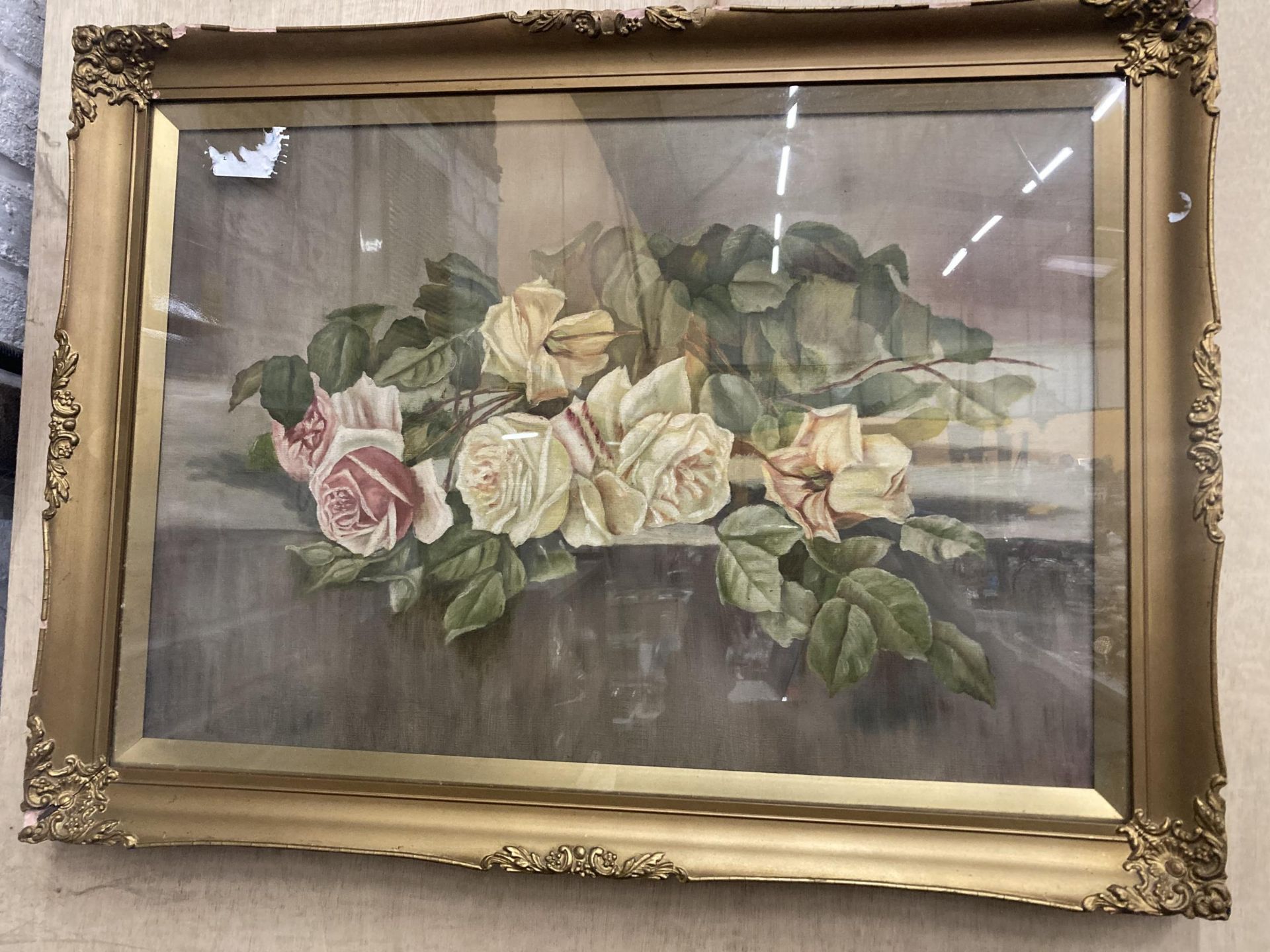 A GILT FRAMED STILL LIFE OIL PAINTING OF ROSES 78CM X 58CM