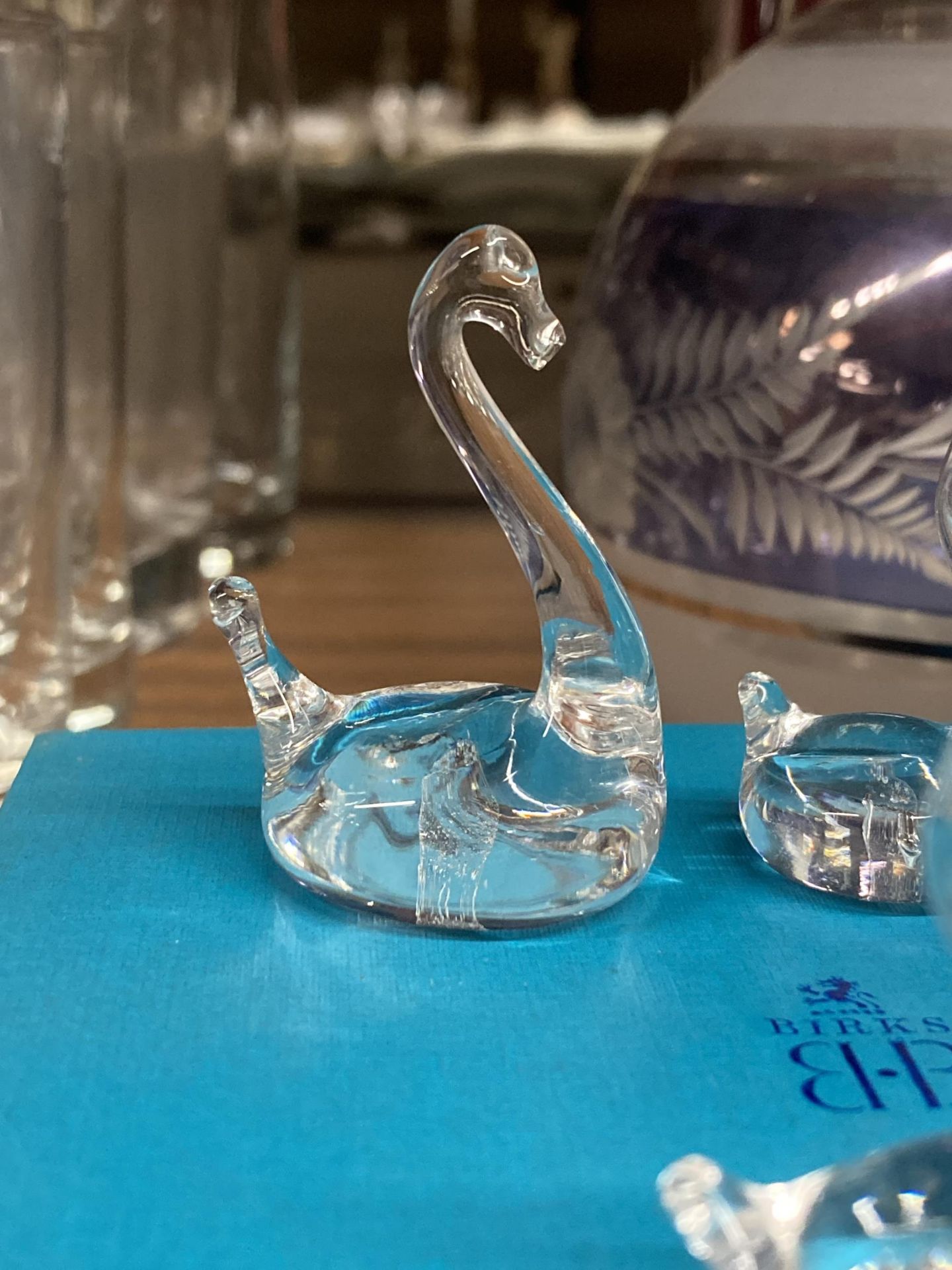 A COLLECTION OF 5 GRADUATING GLASS SWANS BY BIRKS - Image 3 of 4