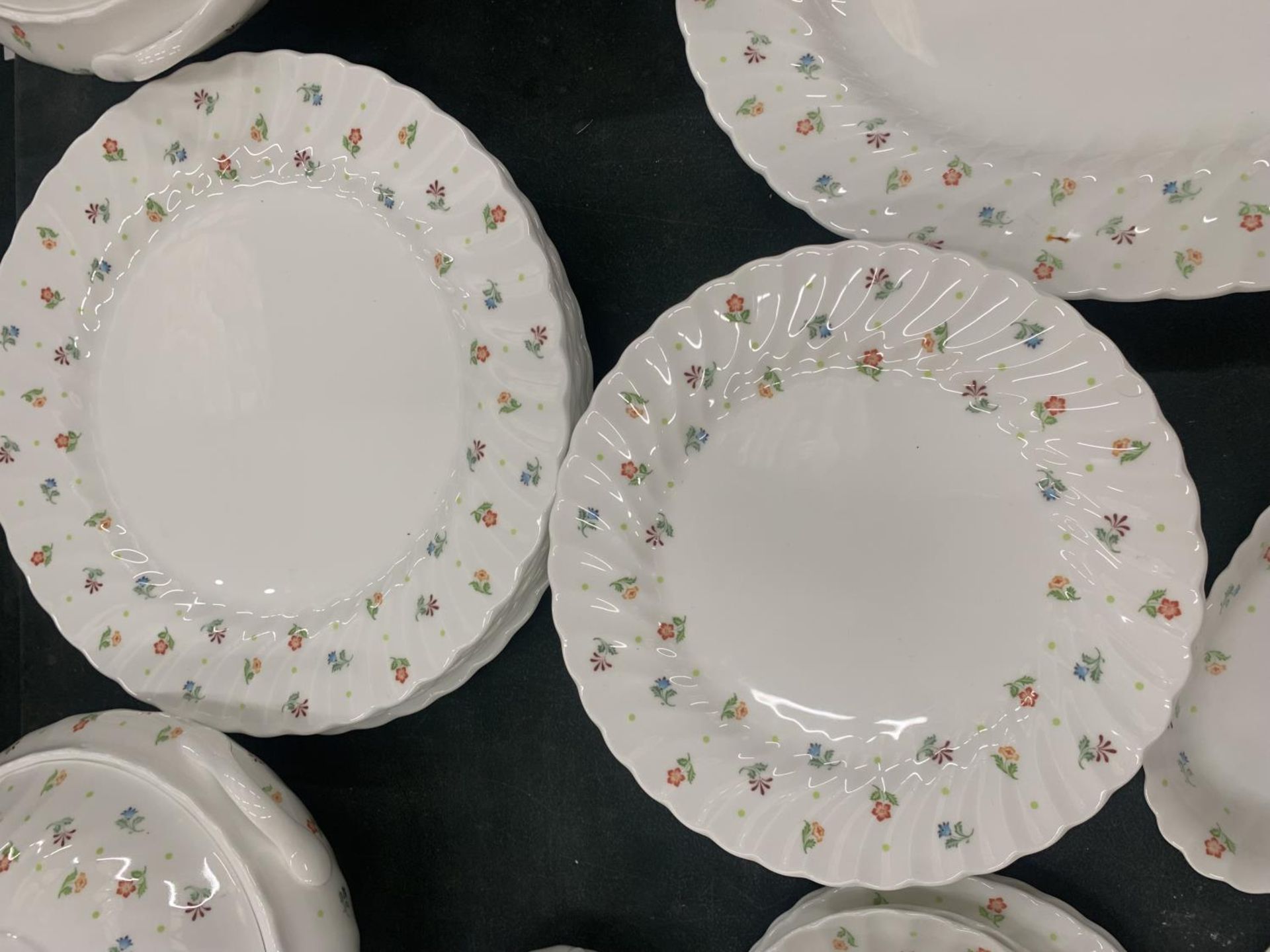 A LARGE QUANTITY OF WEDGWOOD 'CASCADE' DINNER WARE TO INCLUDE, 6 DINNER PLATES, 7 SALAD PLATES, 6 - Image 3 of 7