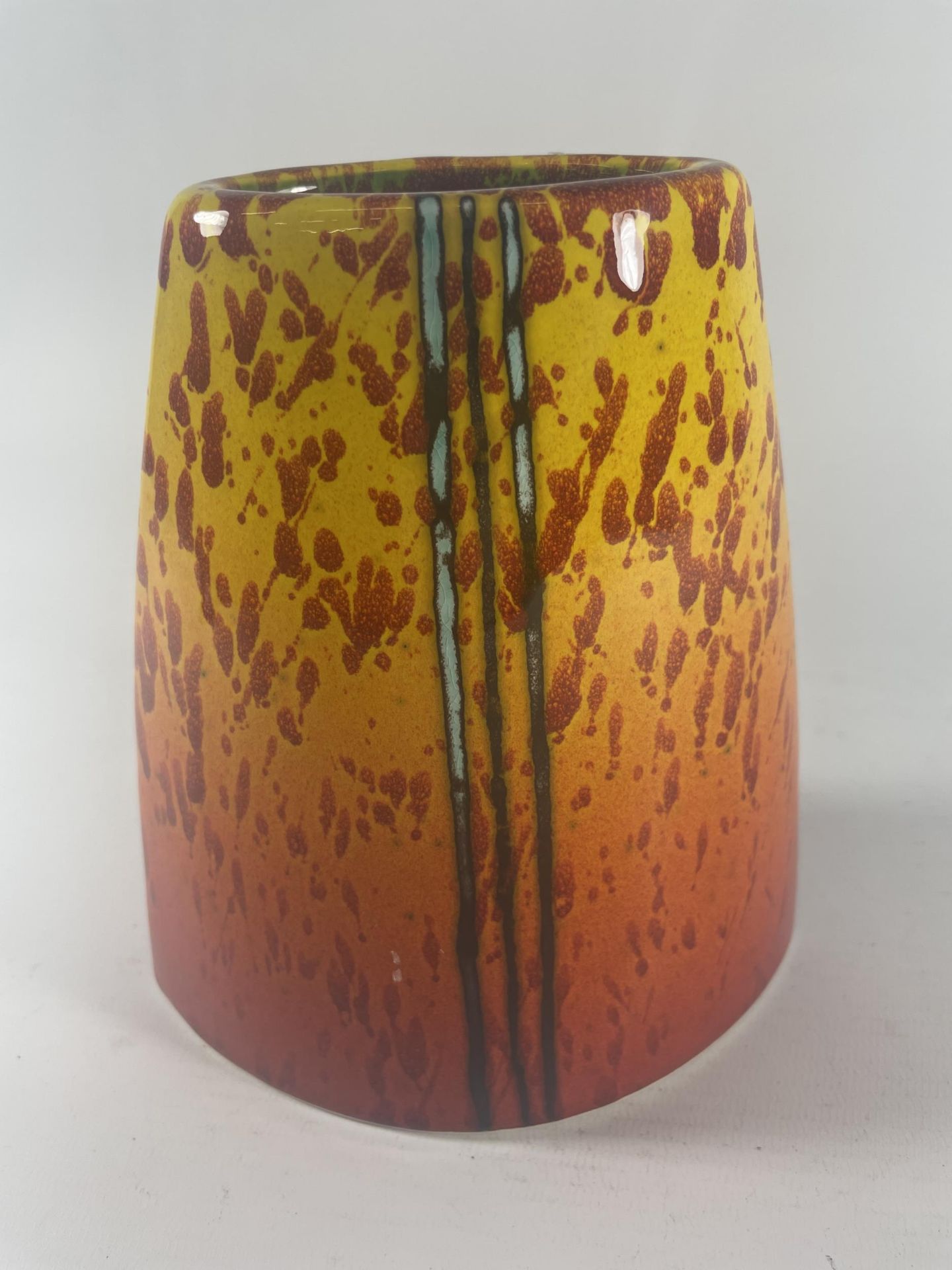 AN ANITA HARRIS HAND PAINTED AND SIGNED BRIMSTONE VASE