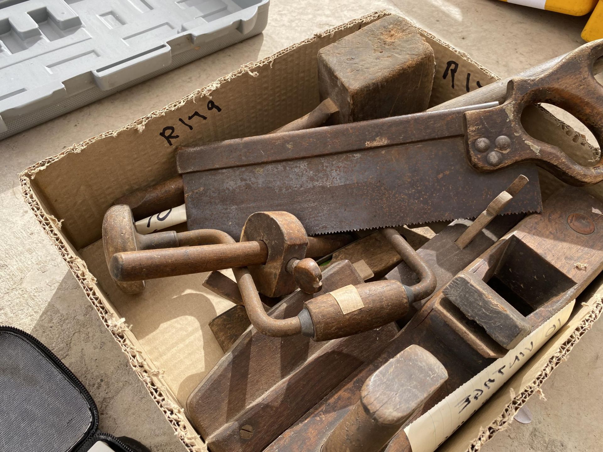 AN ASSORTMENT OF VINTAGE TOOLS TO INCLUDE WOOD PLANES, BRACE DRILL AND SAWS ETC - Image 2 of 2