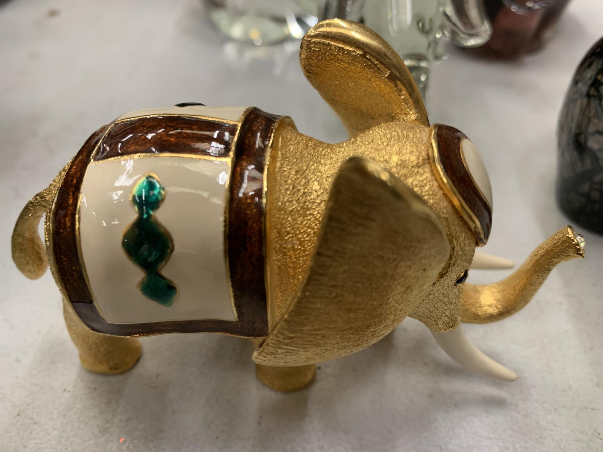 A MIXED LOT TO INCLUDE GLASS ANIMAL PAPERWEIGHTS, MINIATURE GLASS ANIMALS AND THREE ELEPHANTS - Image 4 of 6