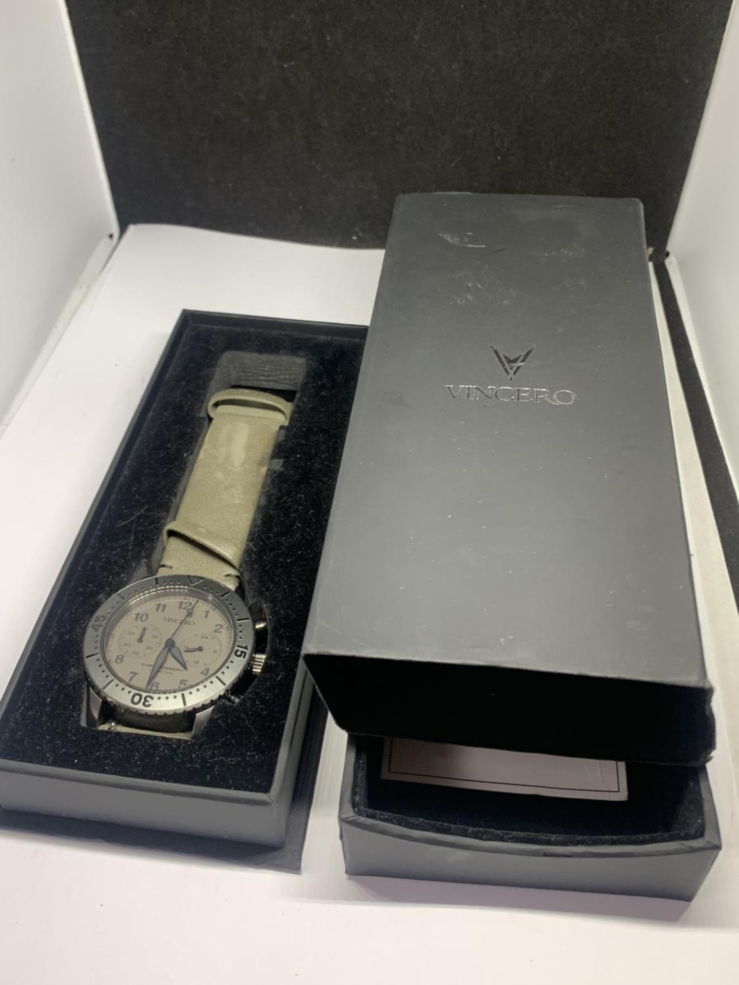 A VINCERO CHRONOGRAPH WRIST WATCH IN A PRESENTATION BOX SEEN WORKING BUT NO WARRANTY