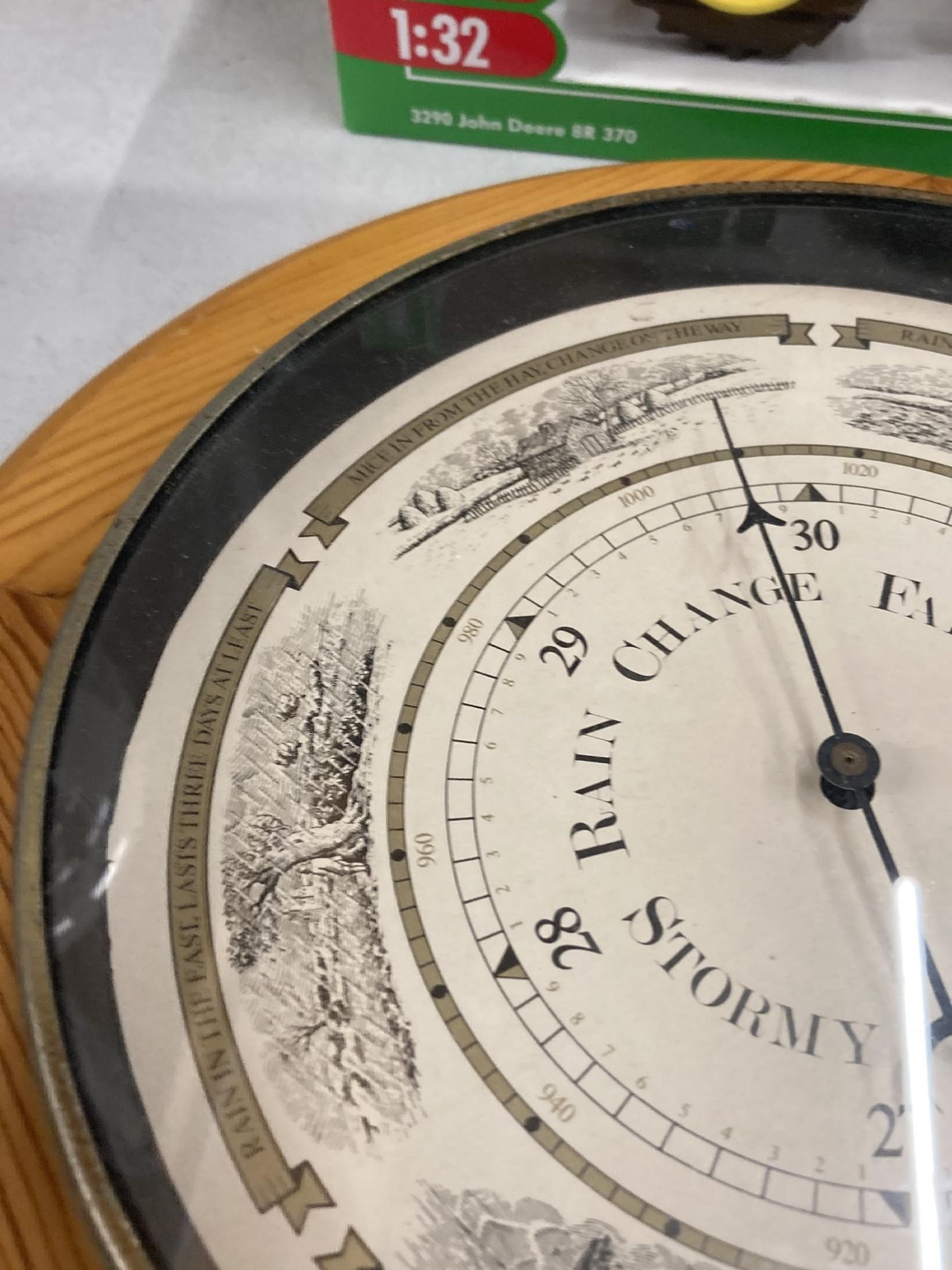 A VINTAGE PINE FRAMED ROUND ANEROID BAROMETER DIAMETER APPROX 30CM - Image 4 of 5