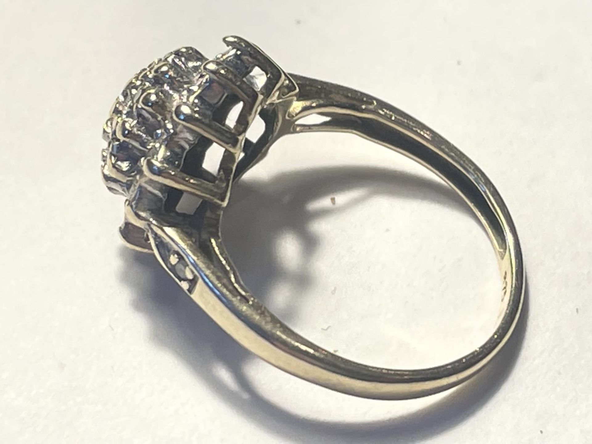 A 9 CARAT GOLD RING WITH DIAMOND CLUSTER SIZE I/J - Image 3 of 4