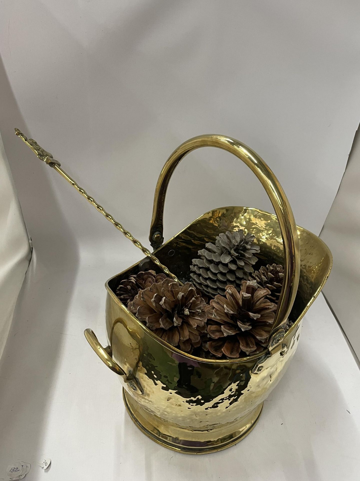 A VINTAGE HAMMERED EFFECT BRASS COAL BUCKET FILLED WITH PINE CONES - Image 3 of 3