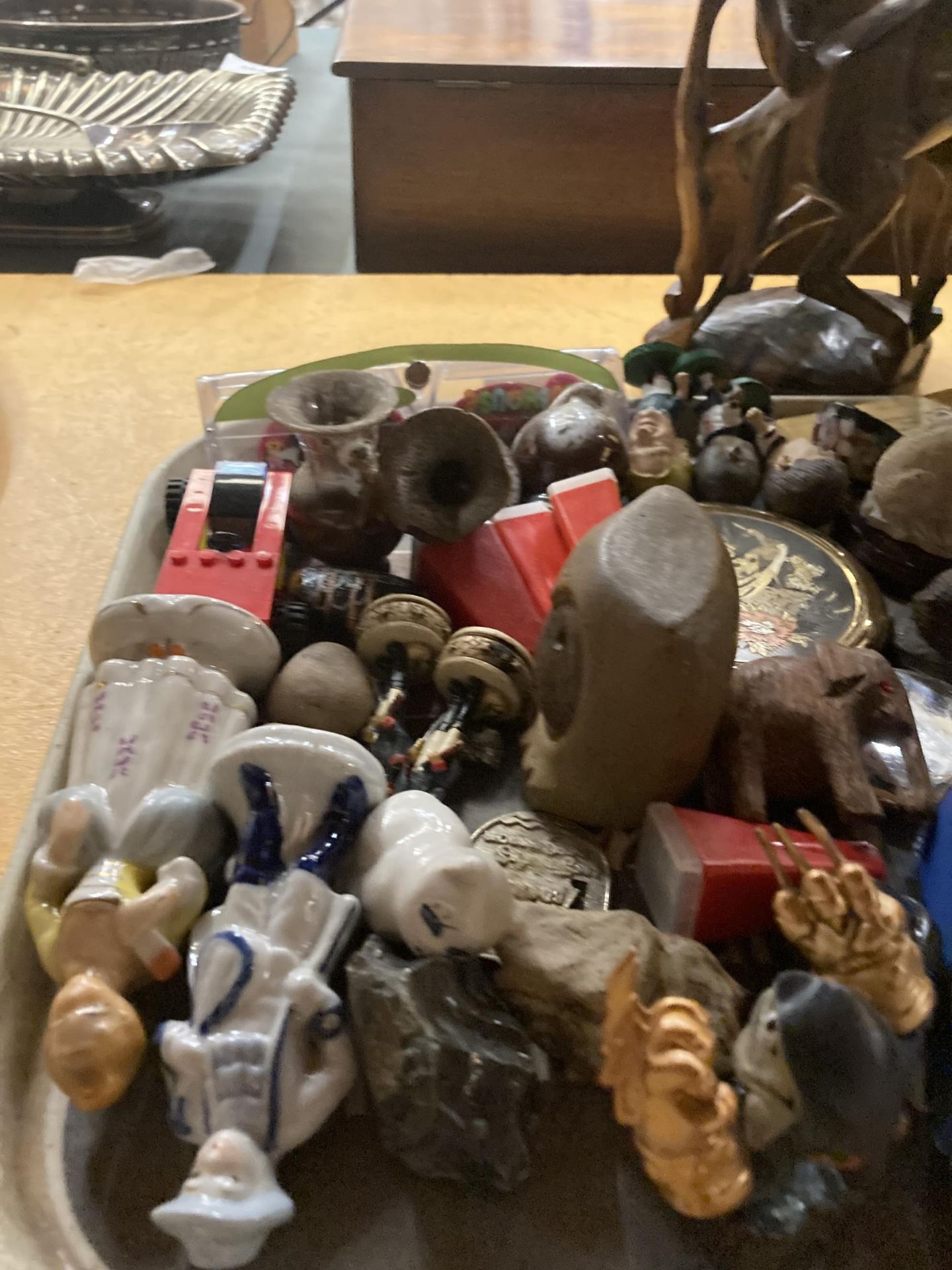 TWO TRAYS OF COLLECTABLES TO INCLUDE CERAMICS, GLASSWARE, SHELLS, FIGURES, ANIMALS, ETC., - Image 6 of 9