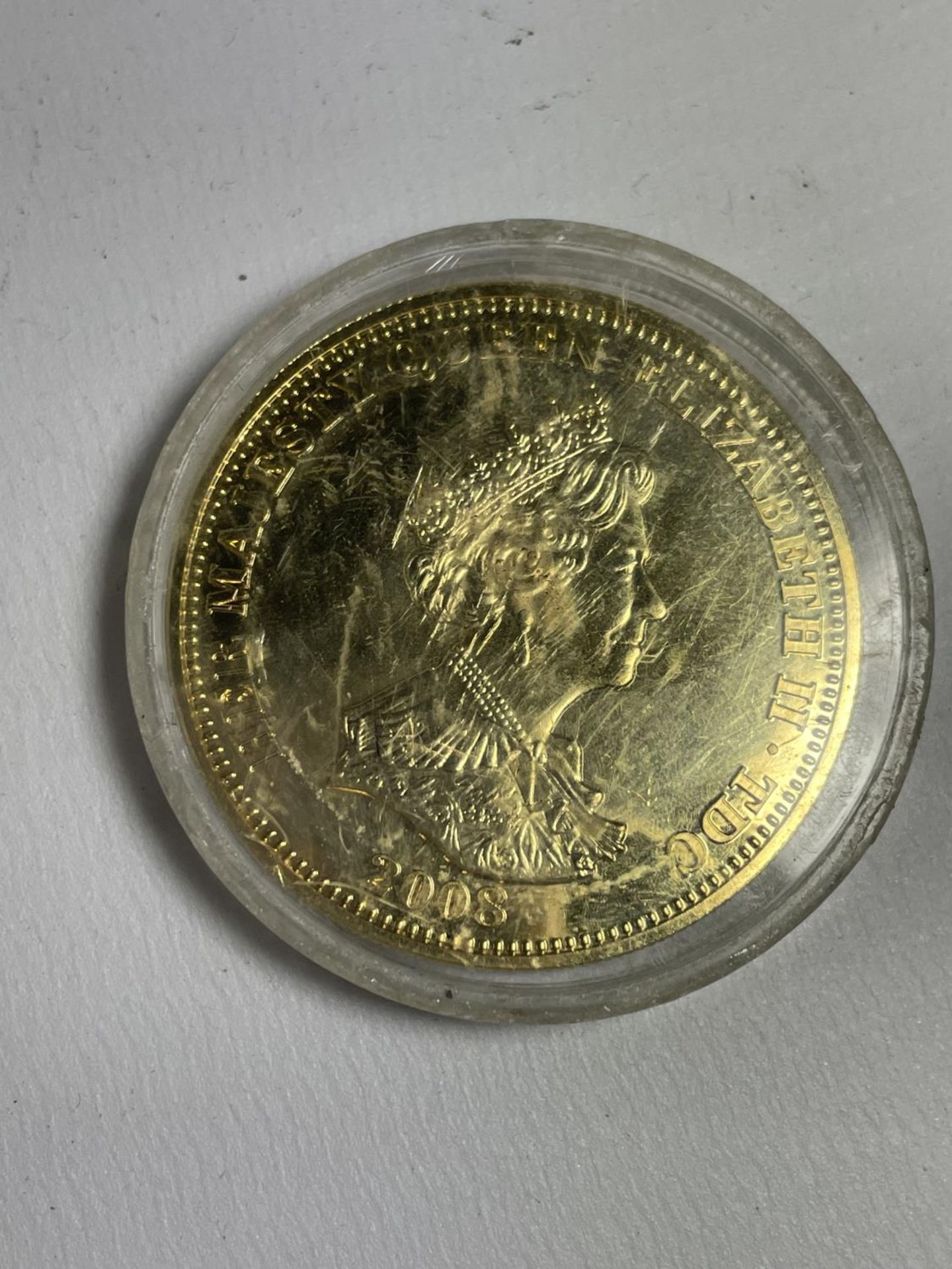 A SILVER GILT 2008 £5 COIN DEPICTING GEORGE AND THE DRAGON WITH RUBIES - Image 2 of 2