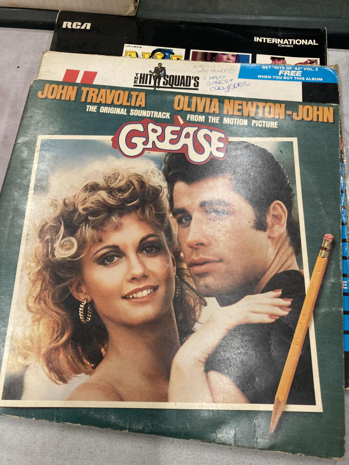 A COLLECTION OF 33RPM AND 45RPM VINYL RECORDS TO INCLUDE GREASE, ELTON JOHN, THE BEACH BOYS, ETC - Image 3 of 3