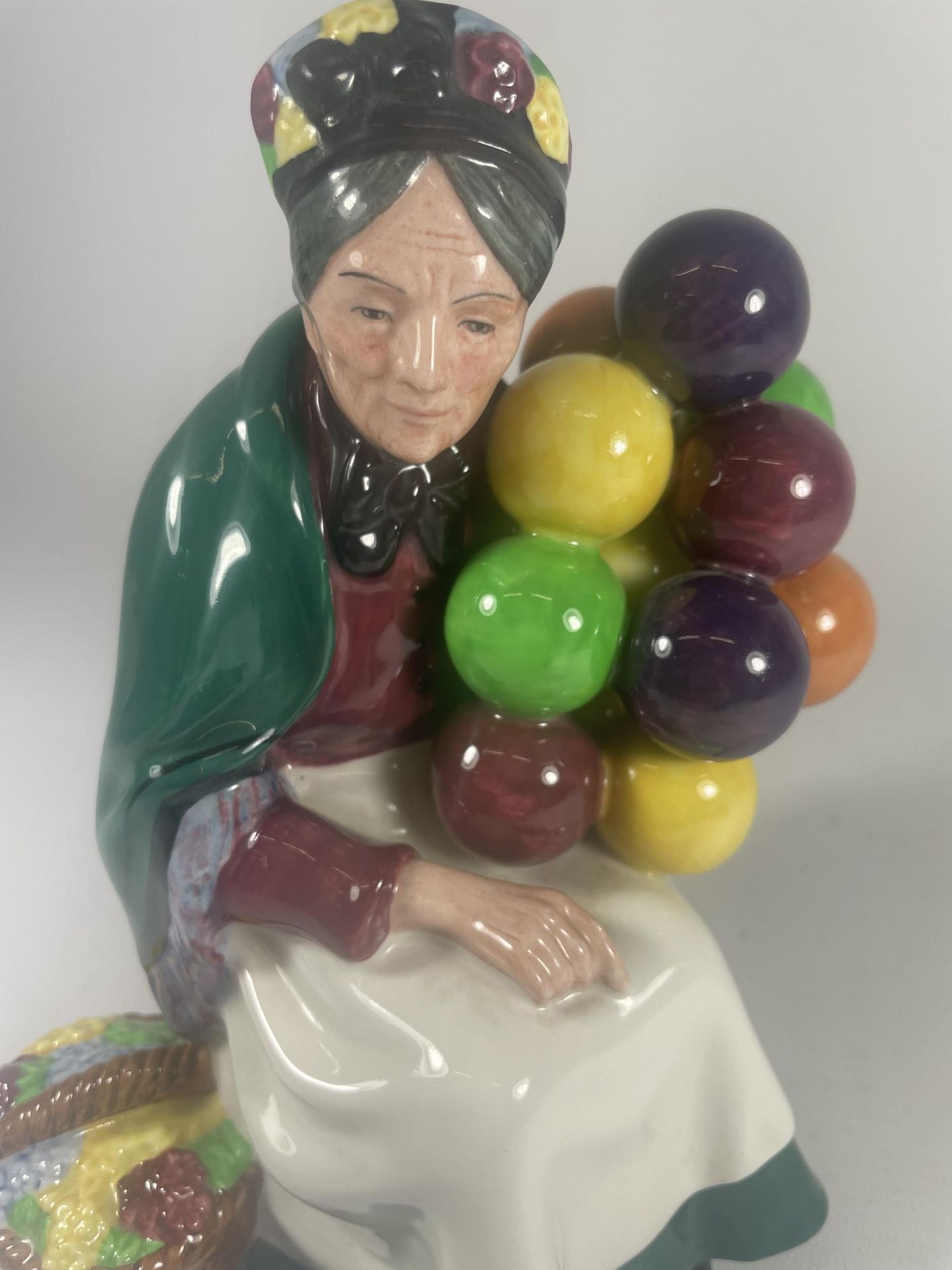A ROYAL DOULTON THE OLD BALLOON SELLER HN1315 CHARACTER FIGURE - Image 4 of 5