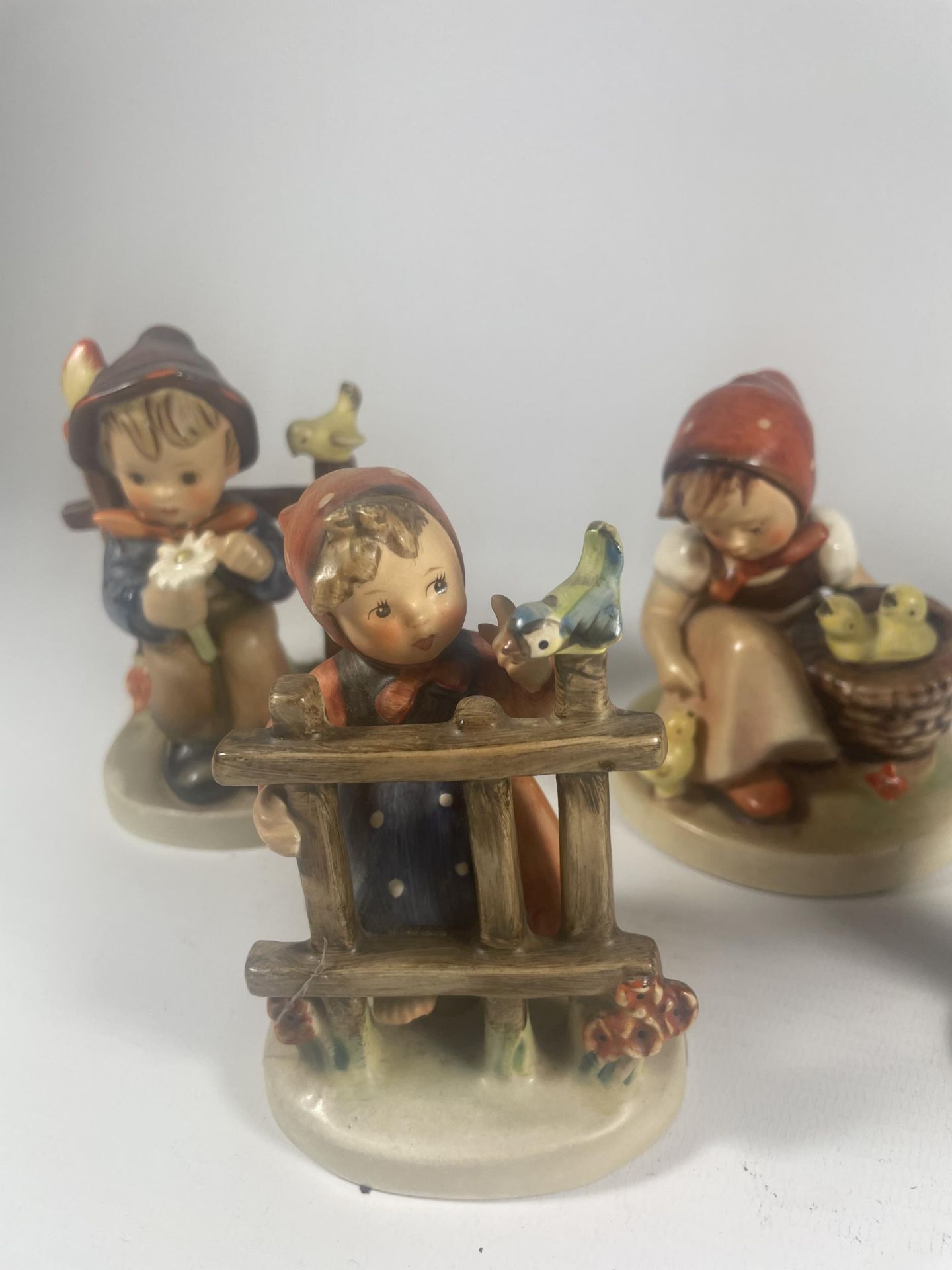 A GROUP OF FIVE VINTAGE GOEBEL HUMMEL FIGURES TO INCLUDE CHOIR BOY ETC - Image 2 of 5