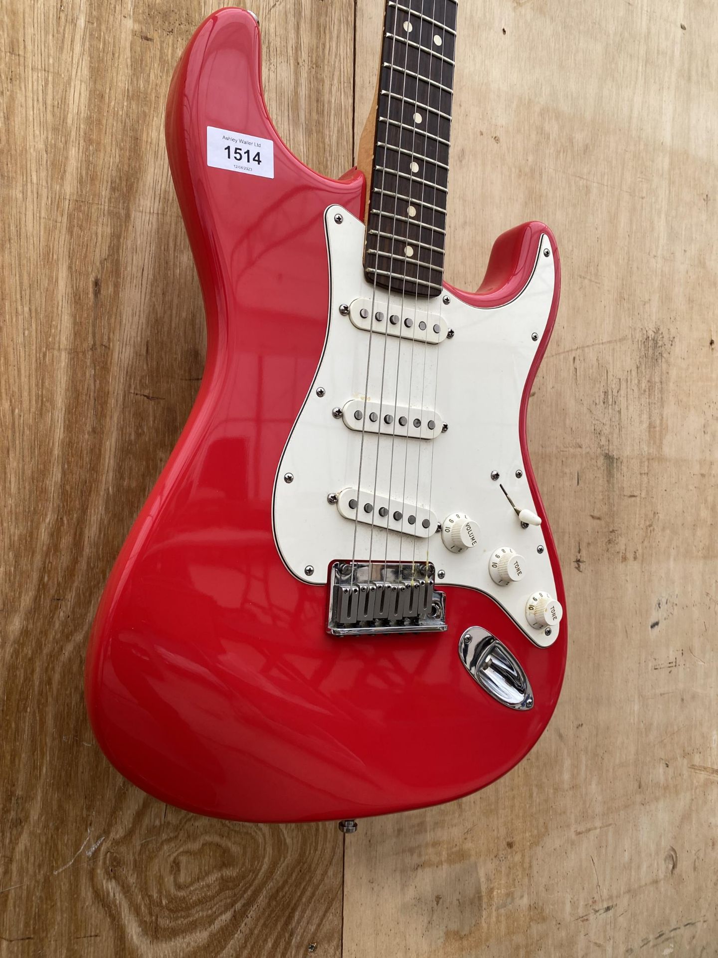 A RED FENDER STRATOCASTER ELECTRIC GUITAR WITH FENDER CARRY CASE ( SERIAL NUMBER: Z0132916) - Image 3 of 10