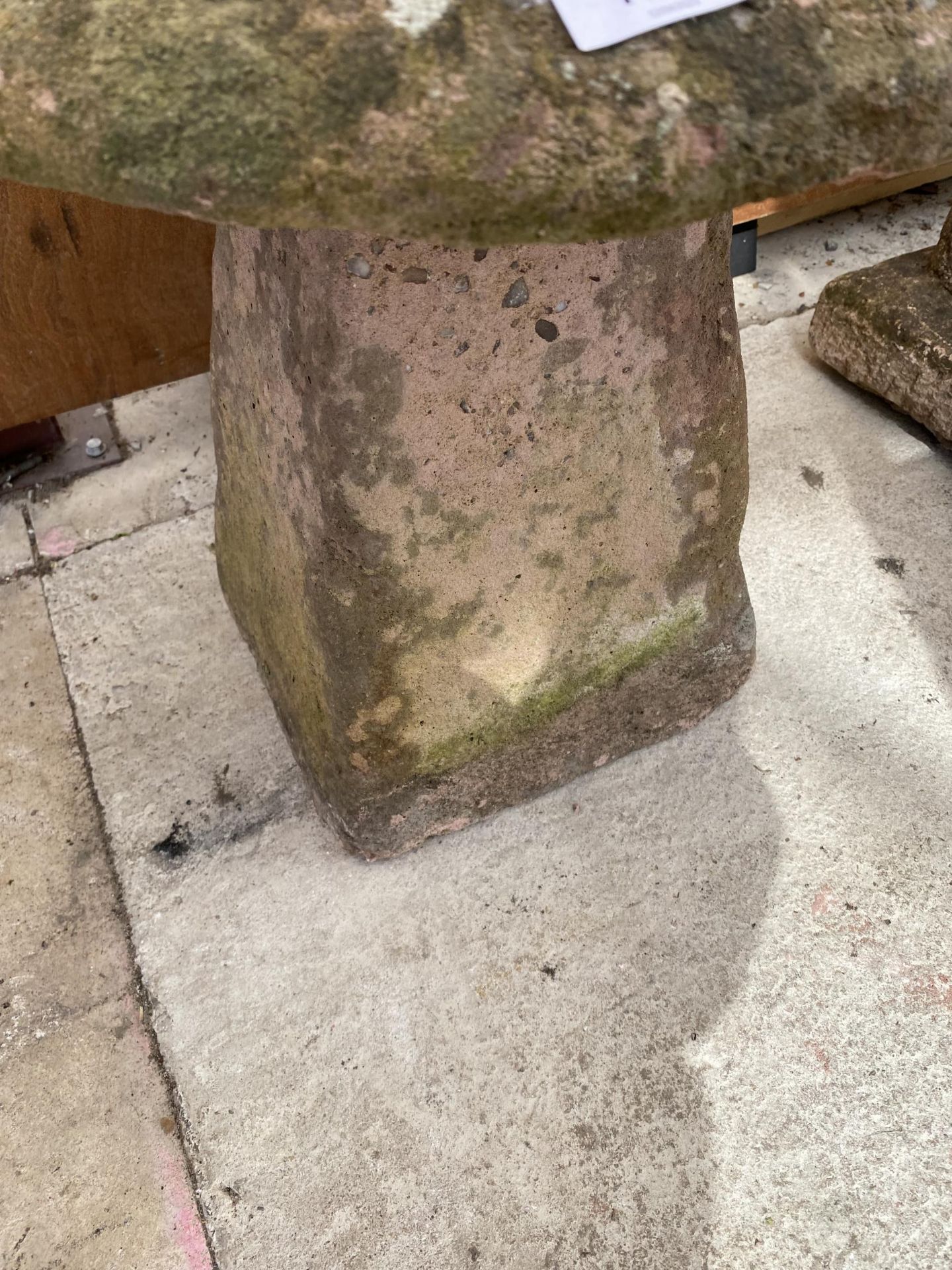 A VINTAGE RECONSTITUTED STONE STADDLE STONE (H:40CM) - Image 3 of 3