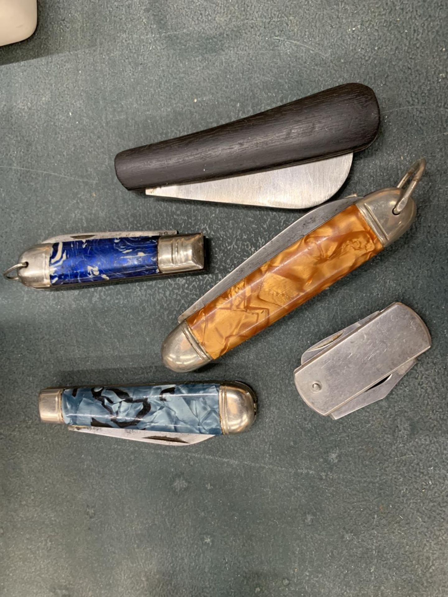 A QUANTITY OF VINTAGE PEN KNIVES - 5 IN TOTAL