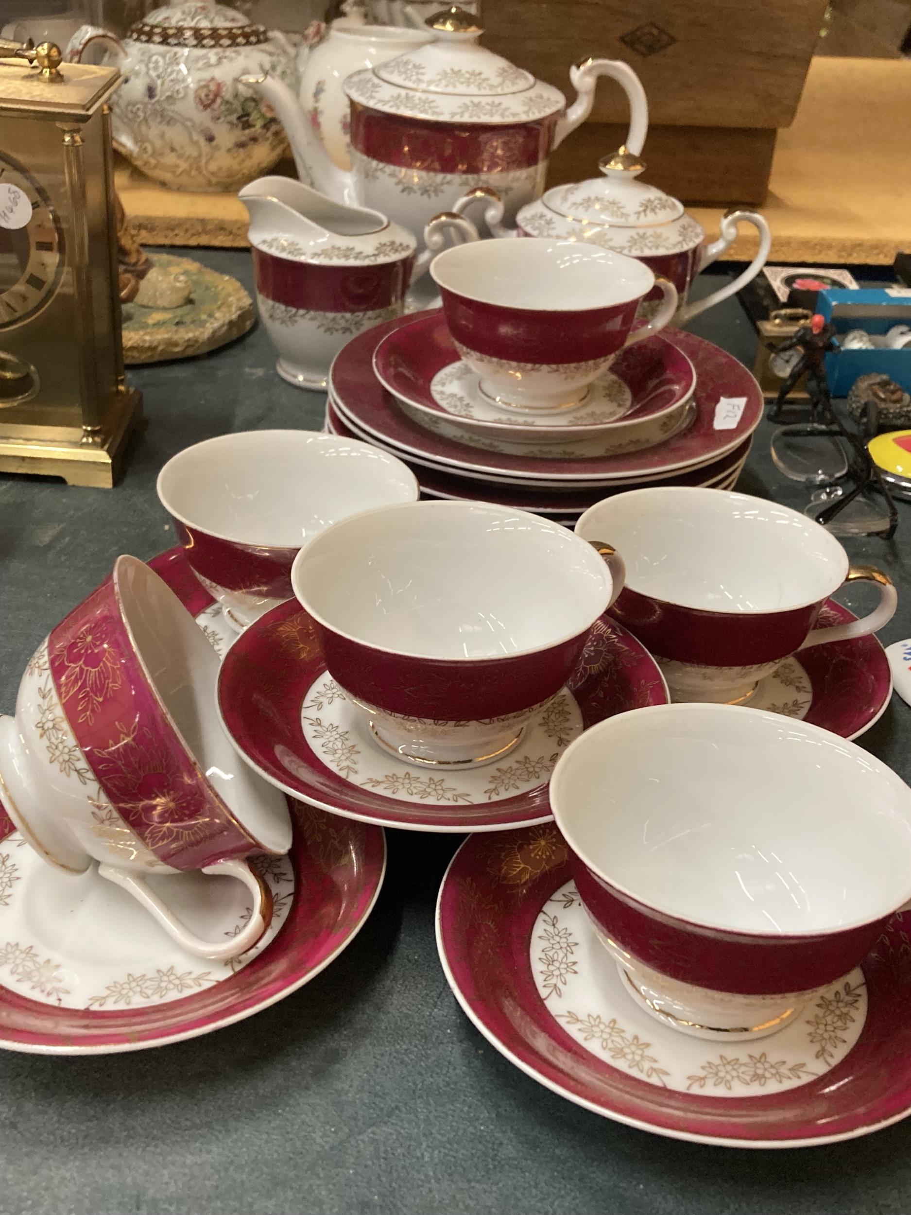 A VINTAGE JAPANESE TEASET TO INCLUDE A TEAPOT, CREAM JUG, LIDDED SUGAR BASIN, CUPS, SAUCERS AND SIDE - Image 2 of 5