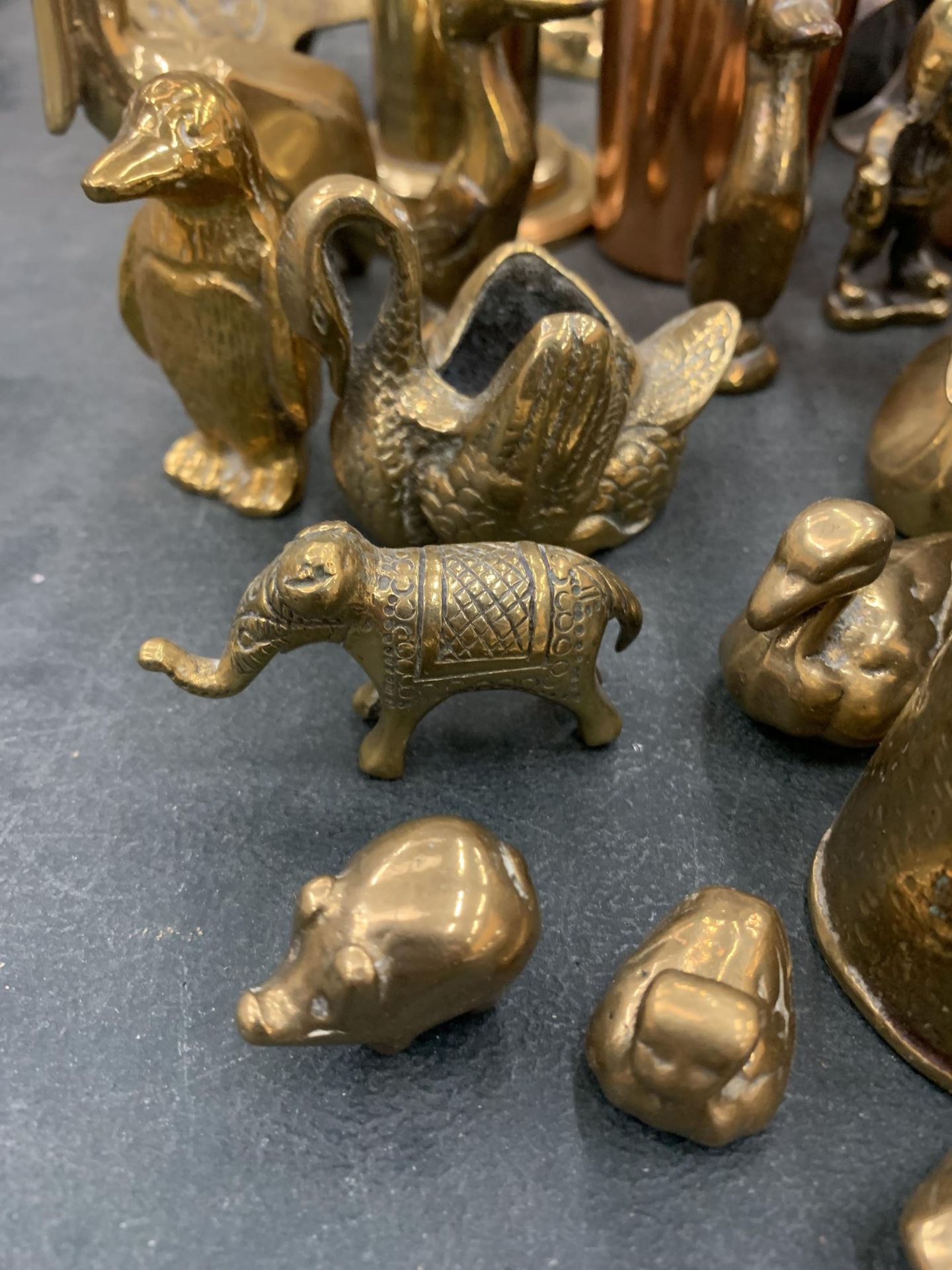 A QUANTITY OF VINTAGE BRASSWARE TO INCLUDE ANIMAL FIGURES, A DISH IN THE FORM OF A WALNUT, A BELL, - Image 2 of 5