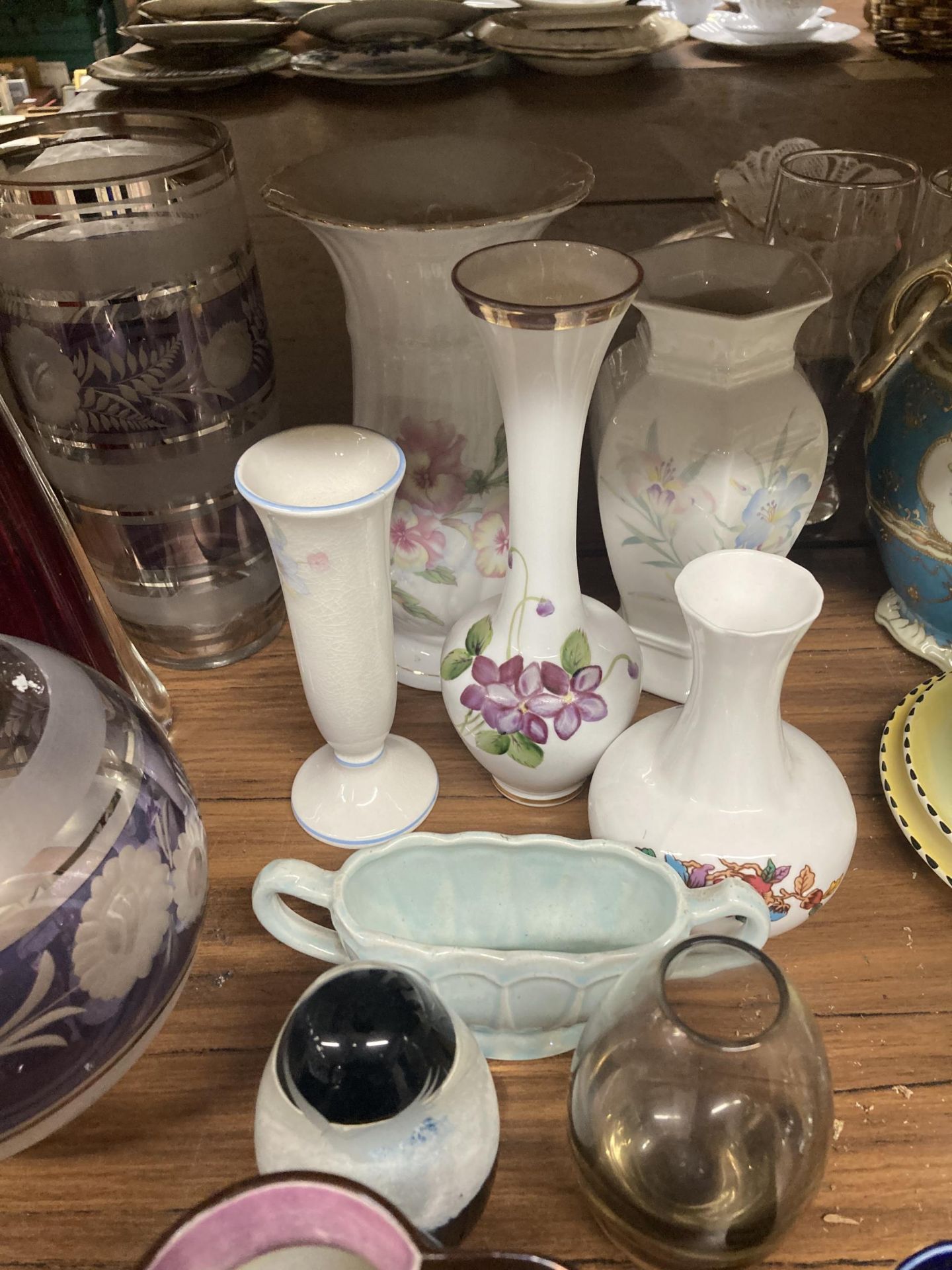 A MIXED COLLECTION OF CERAMIC AND GLASS ITEMS TO INCLUDE VASES, JUGS, ETC - Image 4 of 4