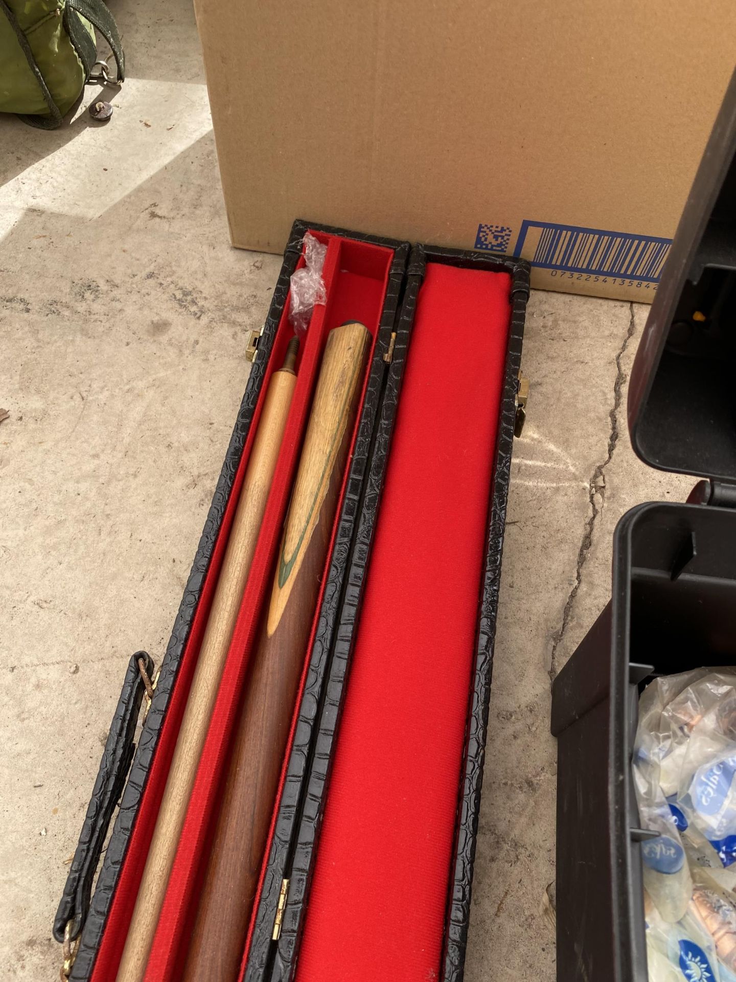 A SNOOKER CUE WITH CARRY CASE - Image 2 of 3
