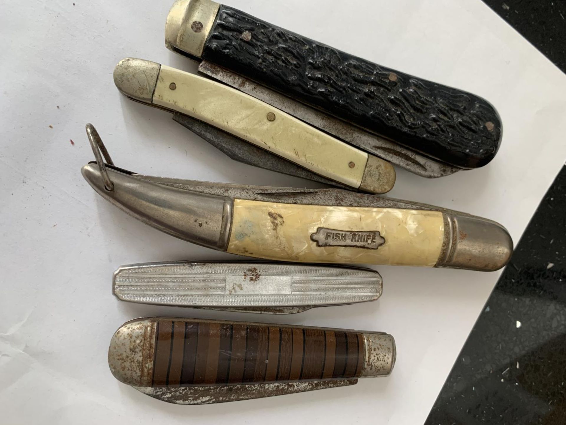 FIVE VINTAGE PEN KNIVES TO INCLUDE A FISH KNIFE