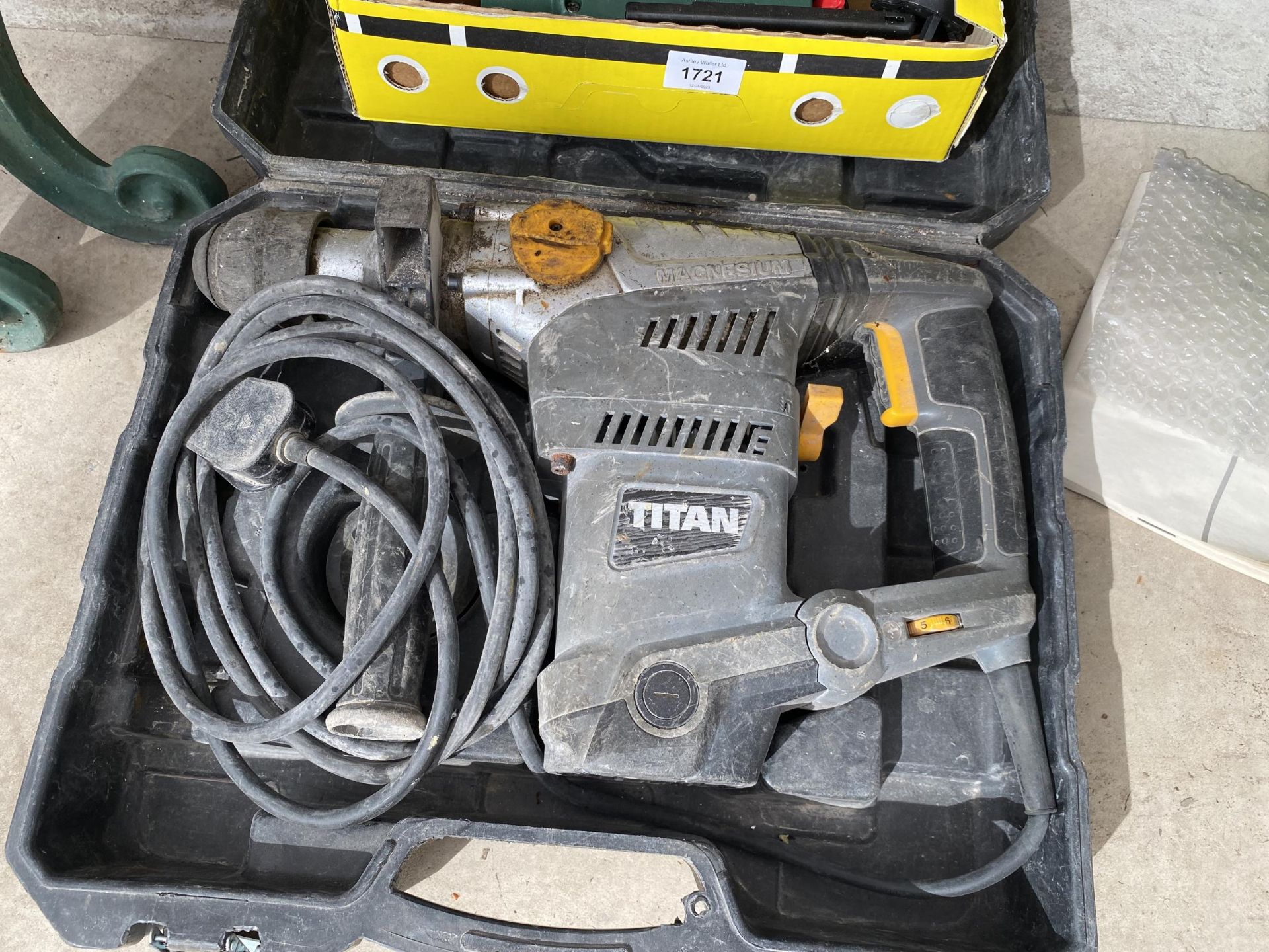 AN ASSORTMENT OF POWER TOOLS TO INCLUDE A TITAN SDS DRILL AND A BLACK AND DECKER ELECTRIC WOOD PLANE - Image 2 of 4
