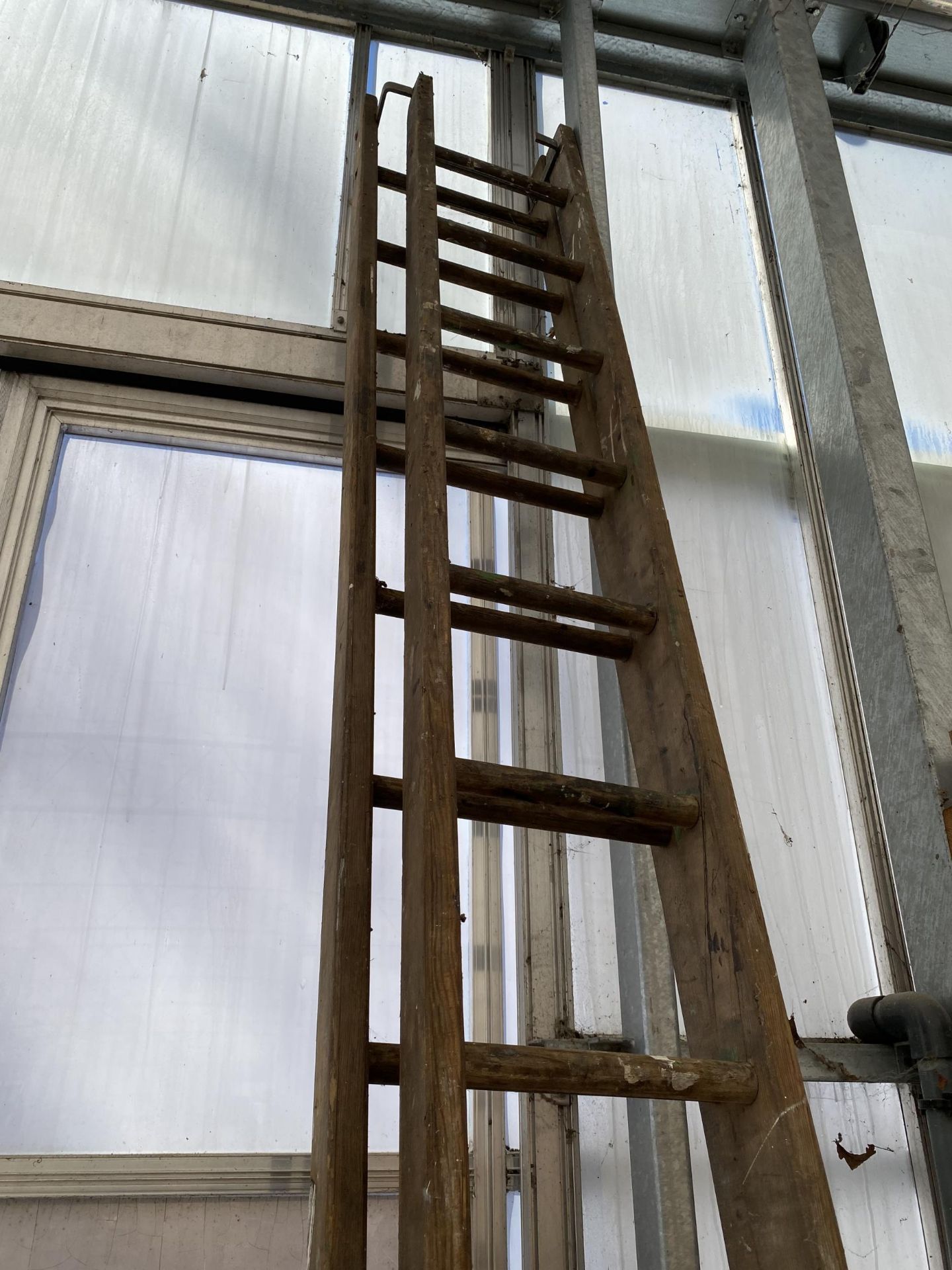 A TWO SECTION VINTAGE WOODEN EXTENDABLE 30 RUNG LADDER - Image 2 of 3