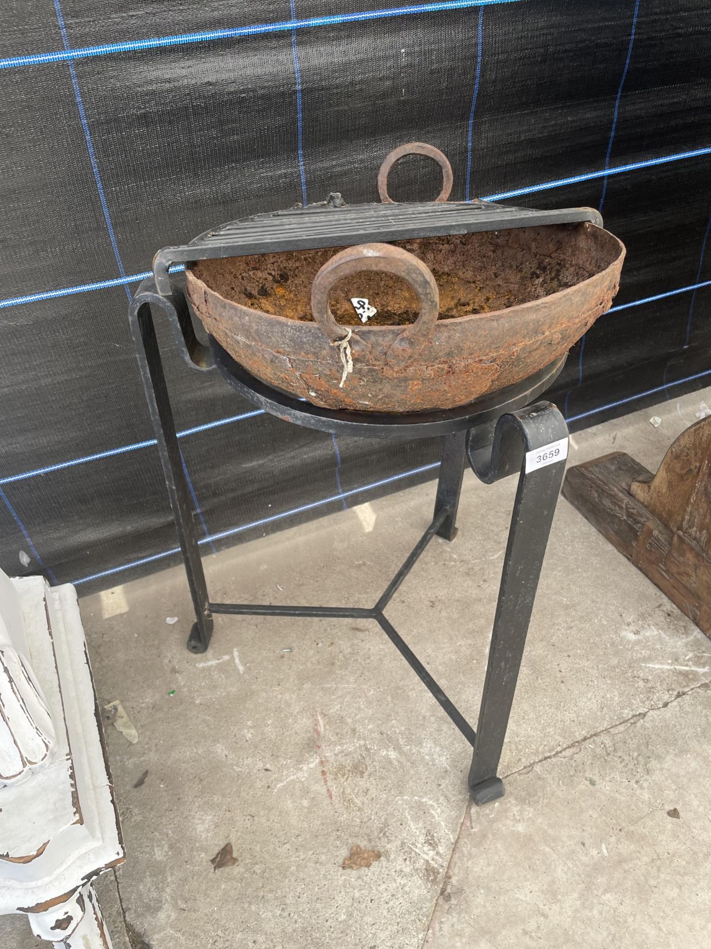 A MODERN CAST METAL FIRE PIT, 16" DIAMETER