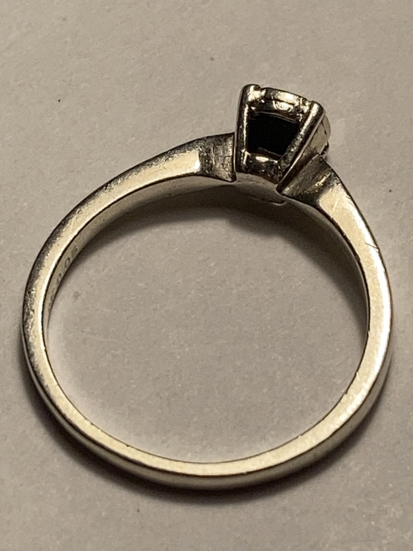 A 9 CARAT WHITE GOLD RING WITH SEVEN DIAMOND CHIPS SIZE N - Image 3 of 3