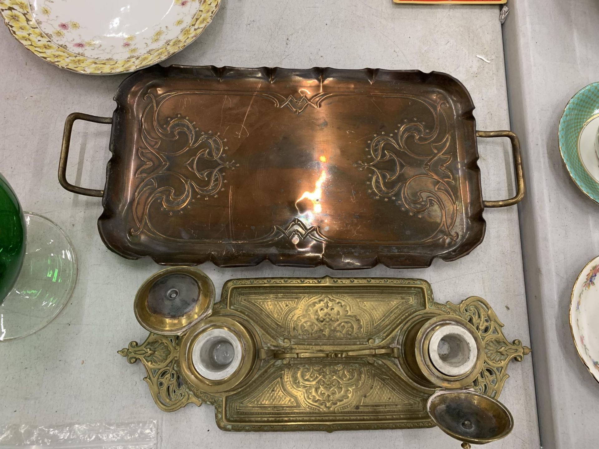 AN ARTS AND CRAFTS STYLE COPPER TRAY PLUS A BRASS DESK TIDY WITH INKWELLS AND CERAMIC LINERS - Image 2 of 4