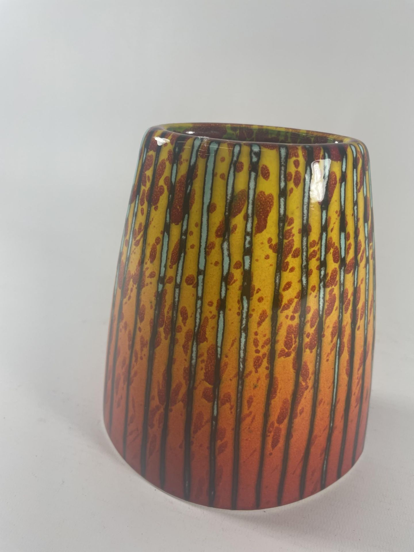 AN ANITA HARRIS HAND PAINTED AND SIGNED BRIMSTONE VASE - Image 3 of 5