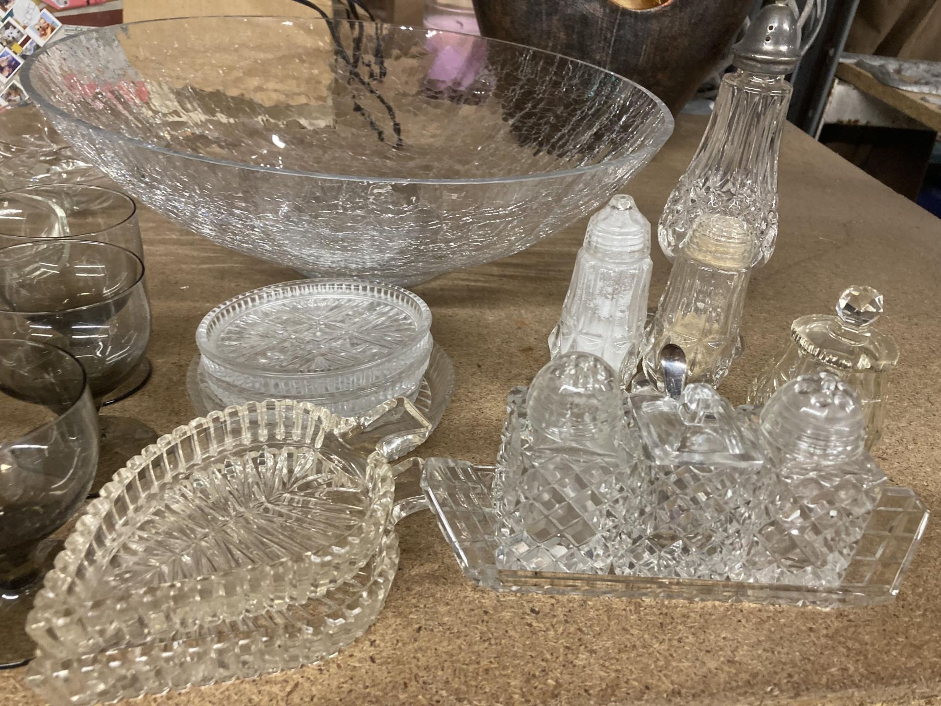A QUANTITY OF GLASSWARE TO INCLUDE CRUET SET, GLASSES, LARGE BOWL, NIBBLE DISHES, ETC., - Bild 2 aus 4