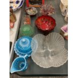 A QUANTITY OF ART GLASSWARE TO INCLUDE A BLUE PEARLINE JUG AND LIDDED BOWL, MURANO STYLE BOWLS, ETC