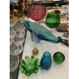 A QUANTITY OF COLOURED ART GLASSWARE TO INCLUDE A LARGE BLUE ELONGATED VASE, CRANBERRY BOWL ON A