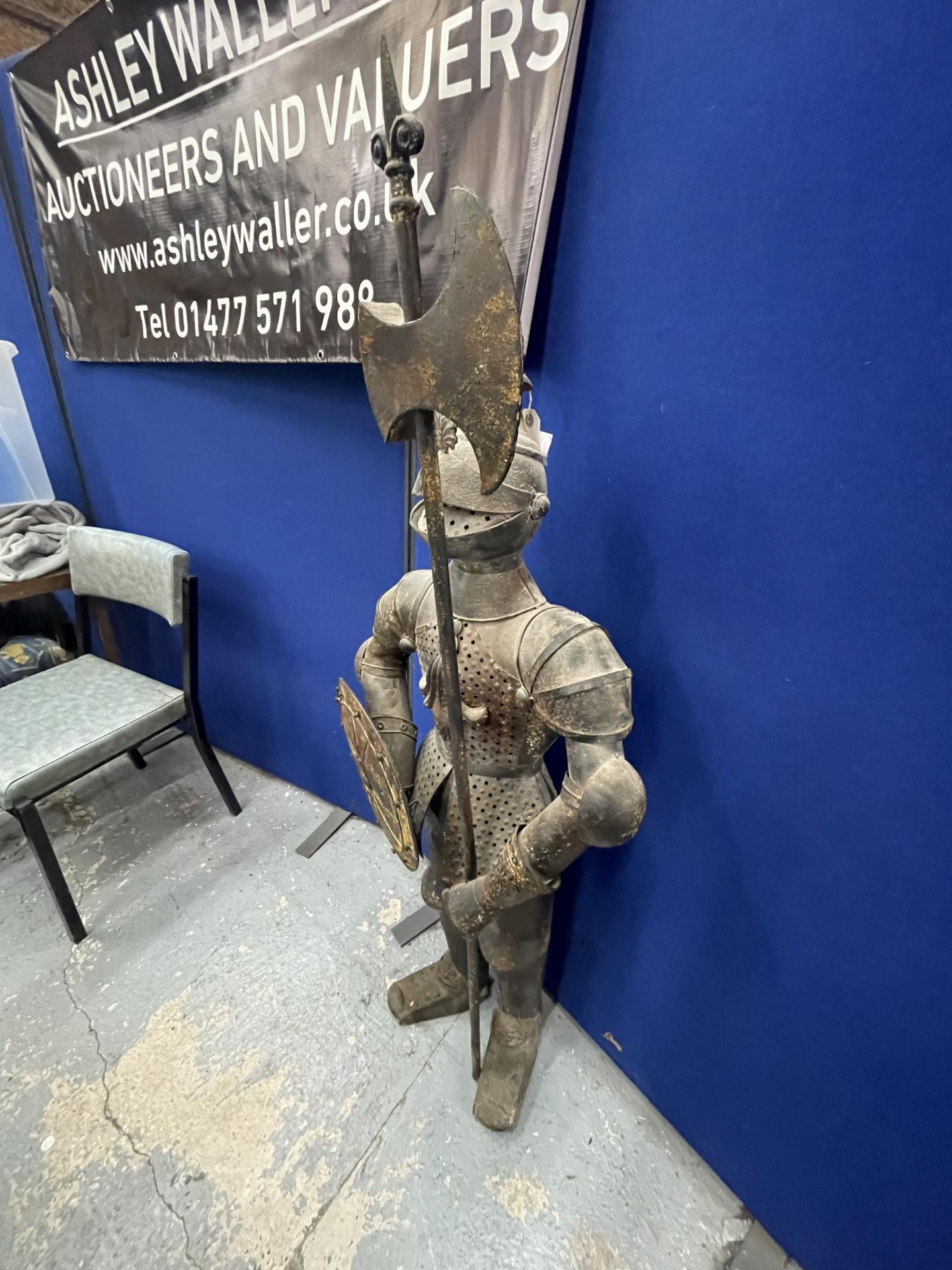 A LARGE METAL MODEL OF A MEDIVIAL KNIGHT, HEIGHT 139CM - Image 3 of 5