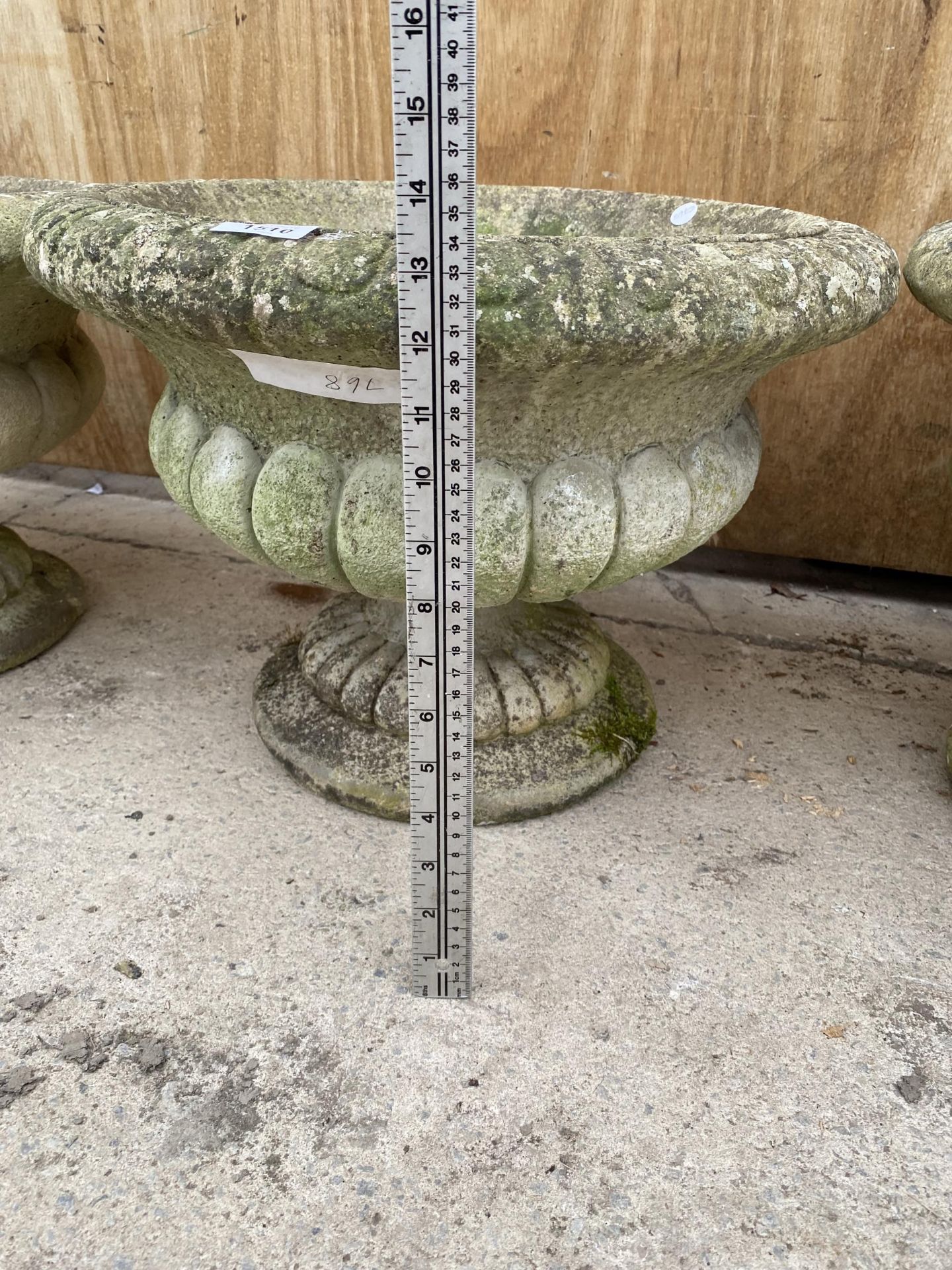 A RECONSTITUTED STONE URN STYLE PLANTER (H:34CM D:47CM) - Image 3 of 3