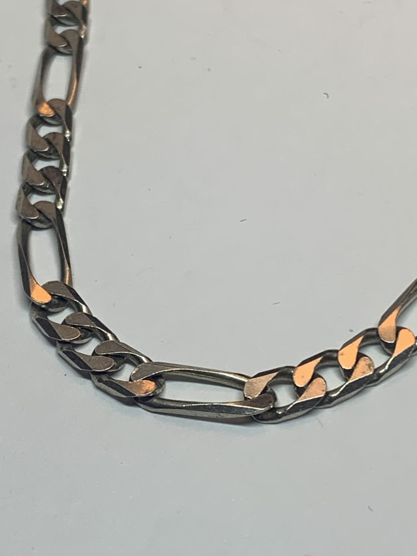 A SILVER FIGARO NECKLACE LENGTH 20 INCHES - Image 2 of 3