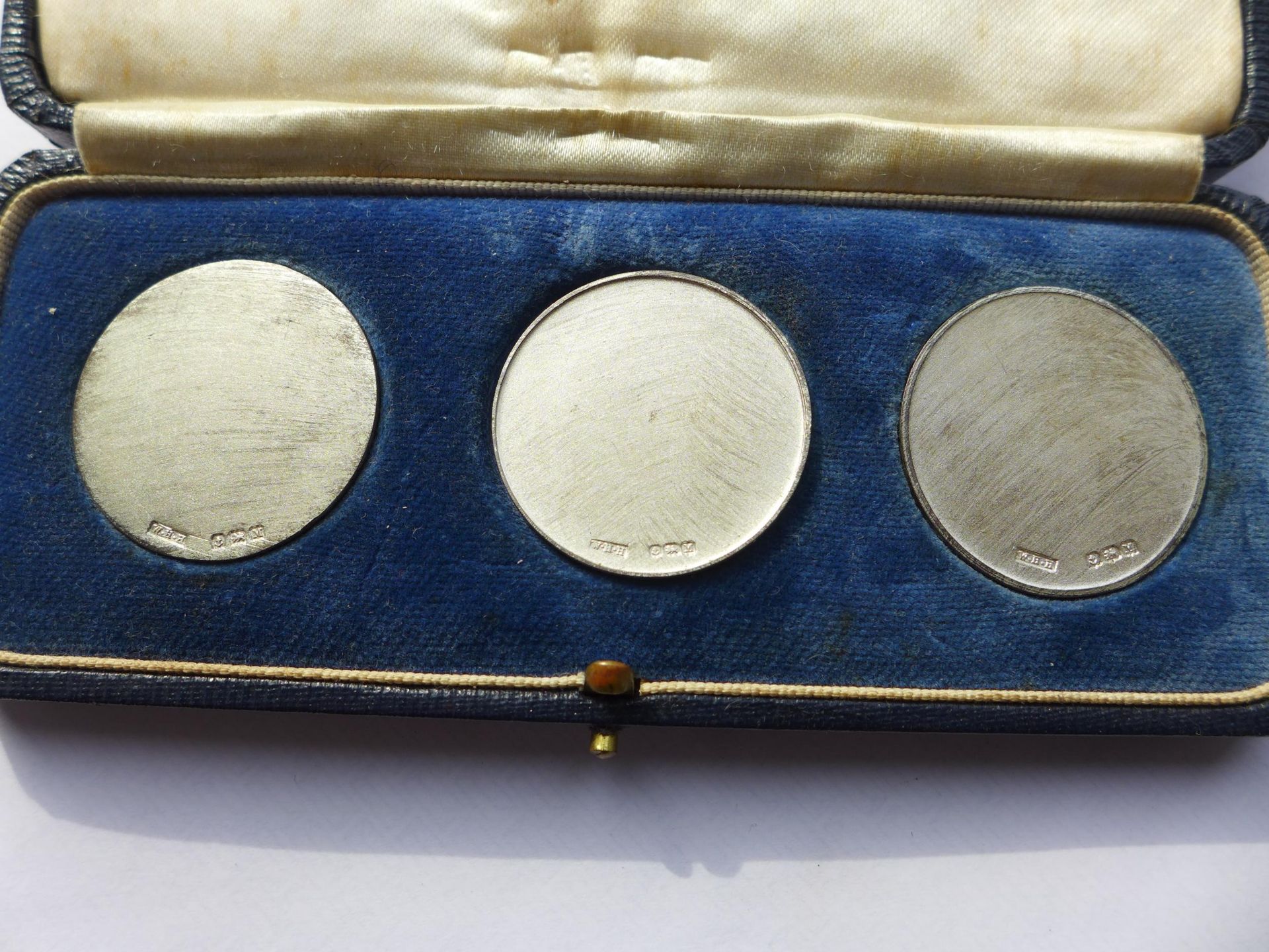 A CASED YEAR OF THE THREE KINGS 1936, COMPRISING THREE SILVER 32MM MEDAL SET, EACH MEDAL BEARS - Image 3 of 4